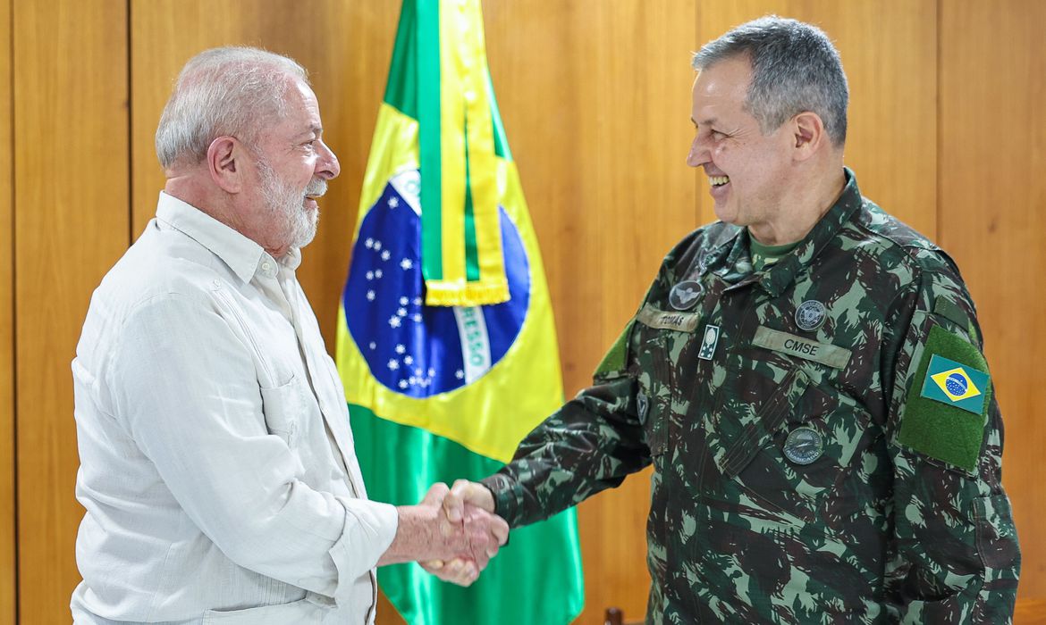 Lula demite comandante do Exército ligado a Bolsonaro