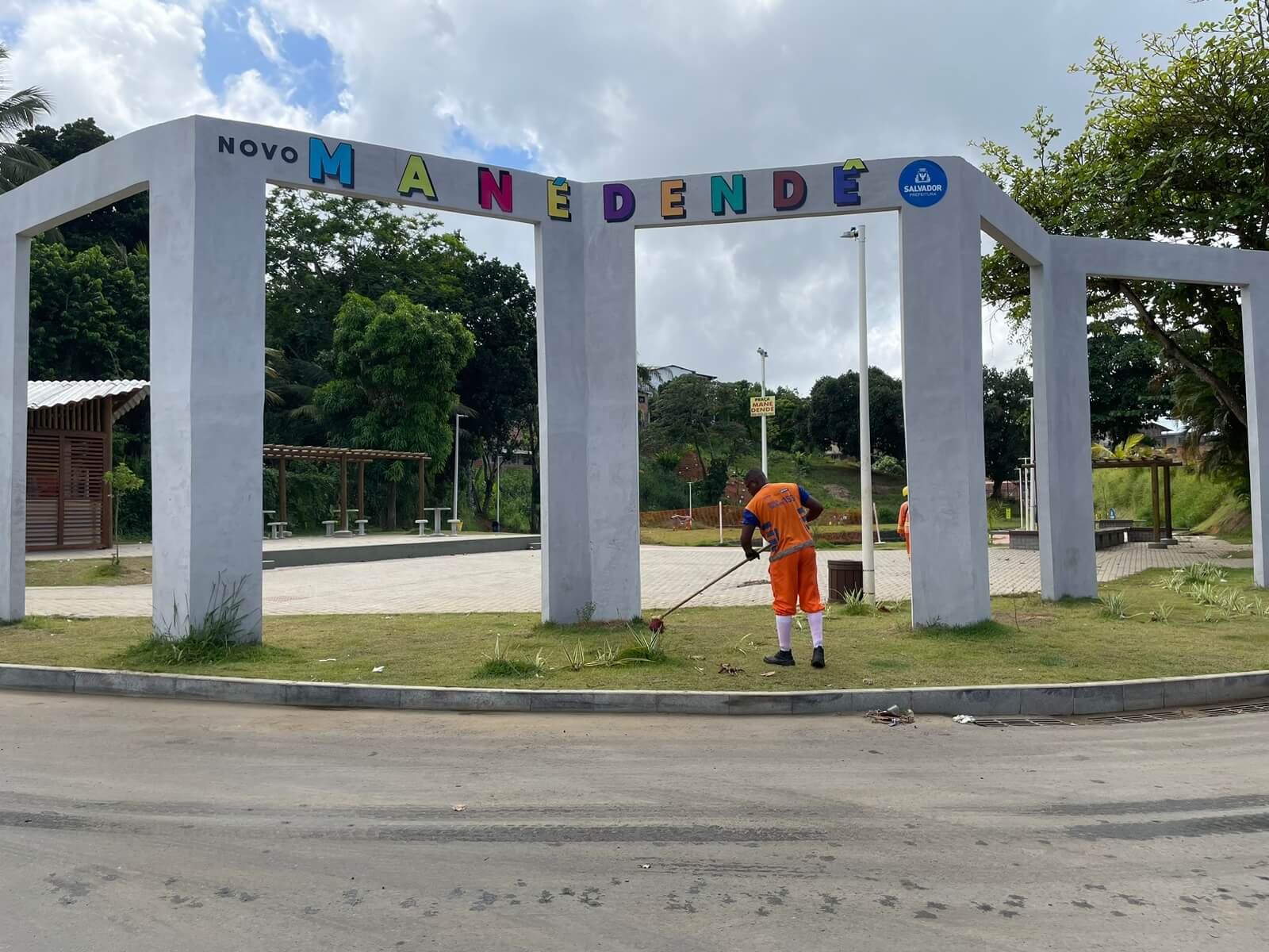 Mané Dendê estimula comunidade de Ilha Amarela a preservar espaços públicos