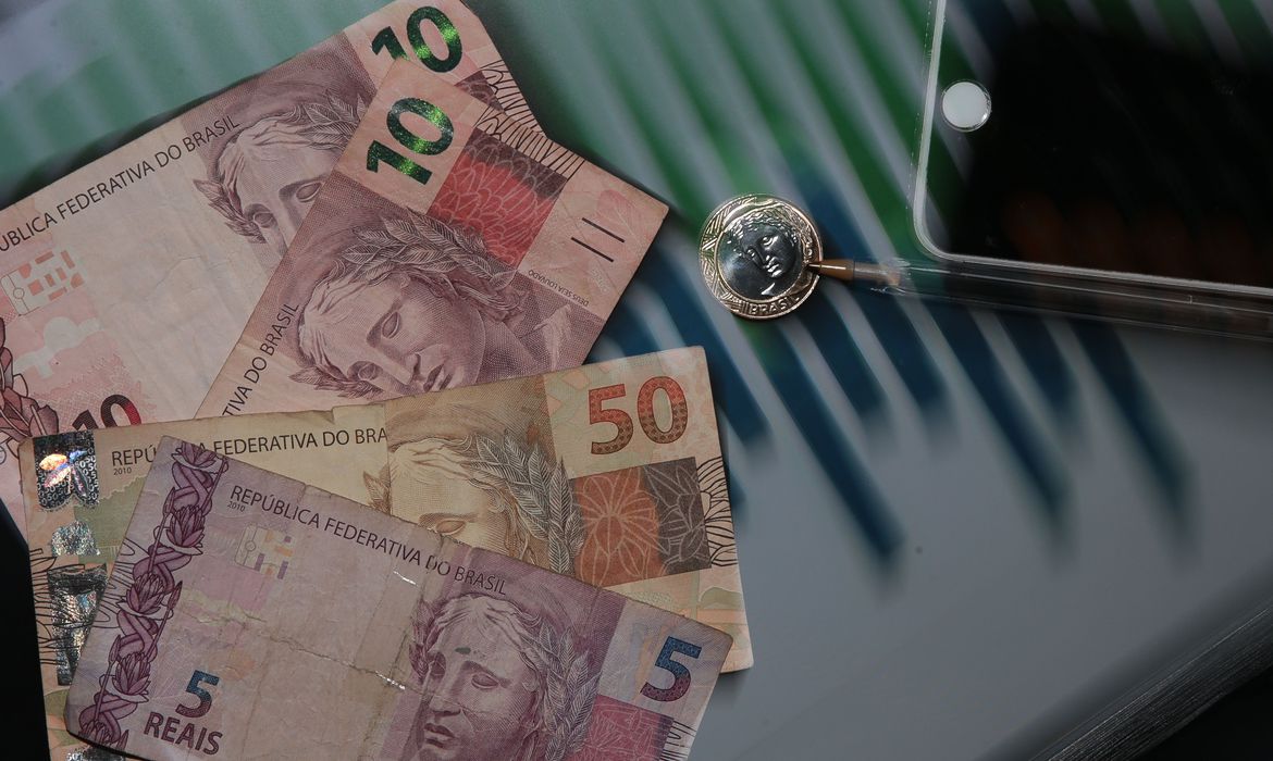 CEF começa a pagar Bolsa de Família de R$ 600 nesta quarta-feira (18)
