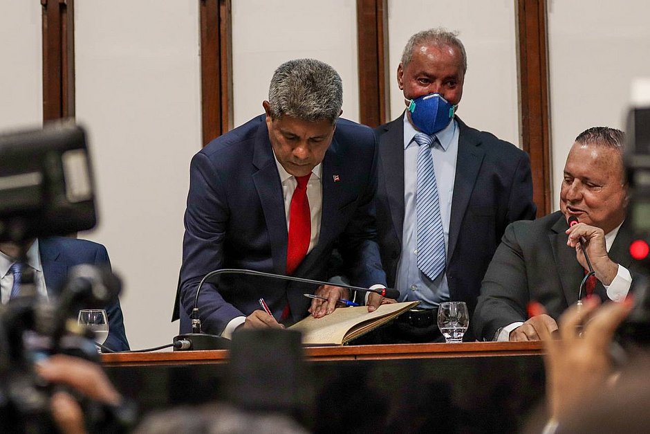 Em rápida sessão, Jerônimo Rodrigues assume o governo da Bahia
