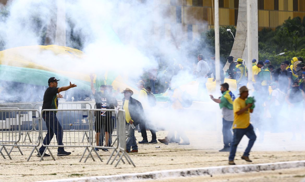 Alexandre de Moraes liberta 137 pessoas que participaram de atos golpistas