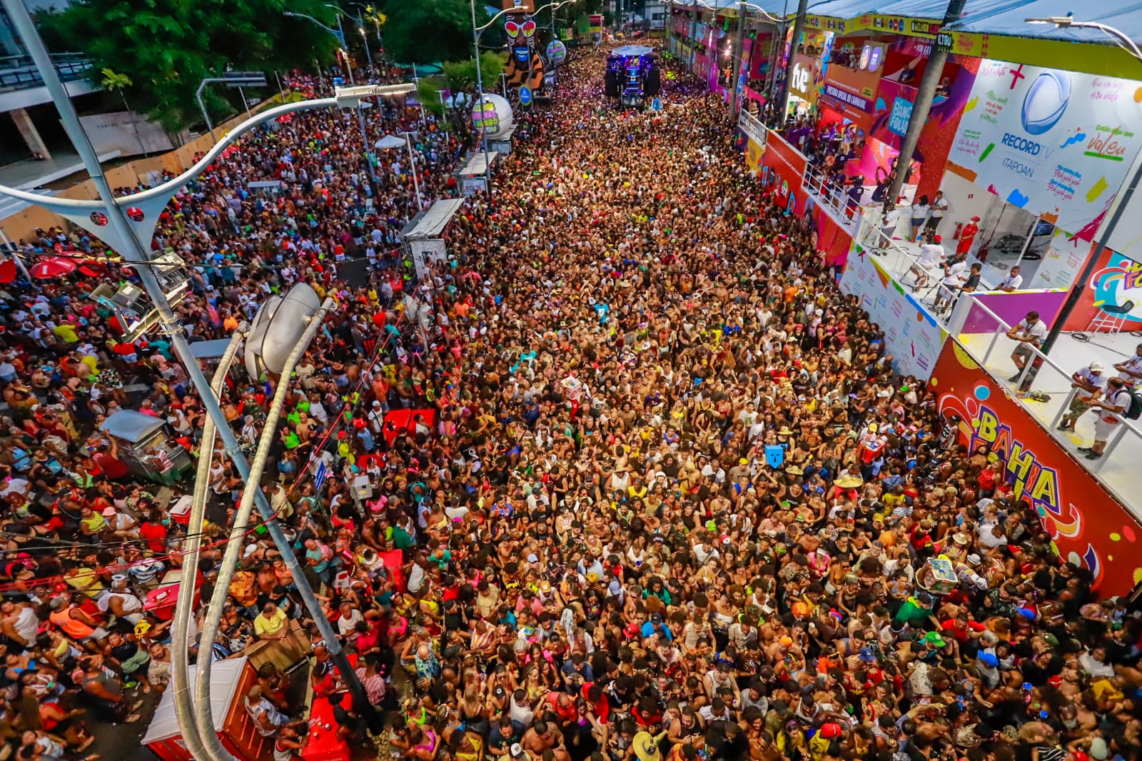 BaianaSystem arrasta foliões no Campo Grande neste 4º dia de Carnaval