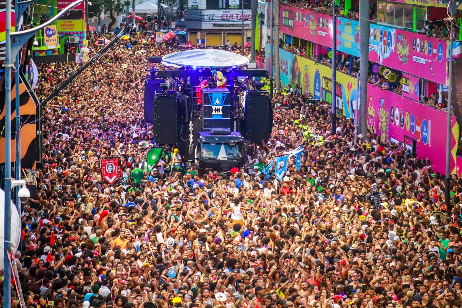 Marcado pela diversidade, Carnaval de Salvador atrai turistas do Brasil e do mundo