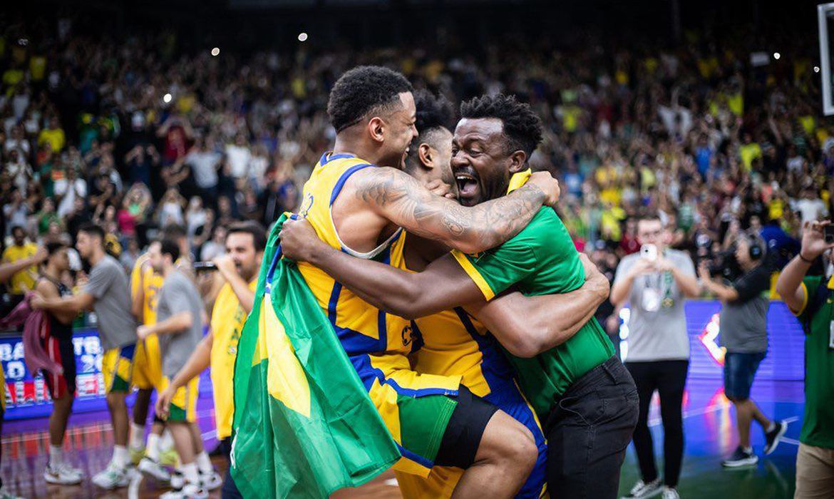 Brasil derrota Estados Unidos e garante vaga no Mundial de Basquete