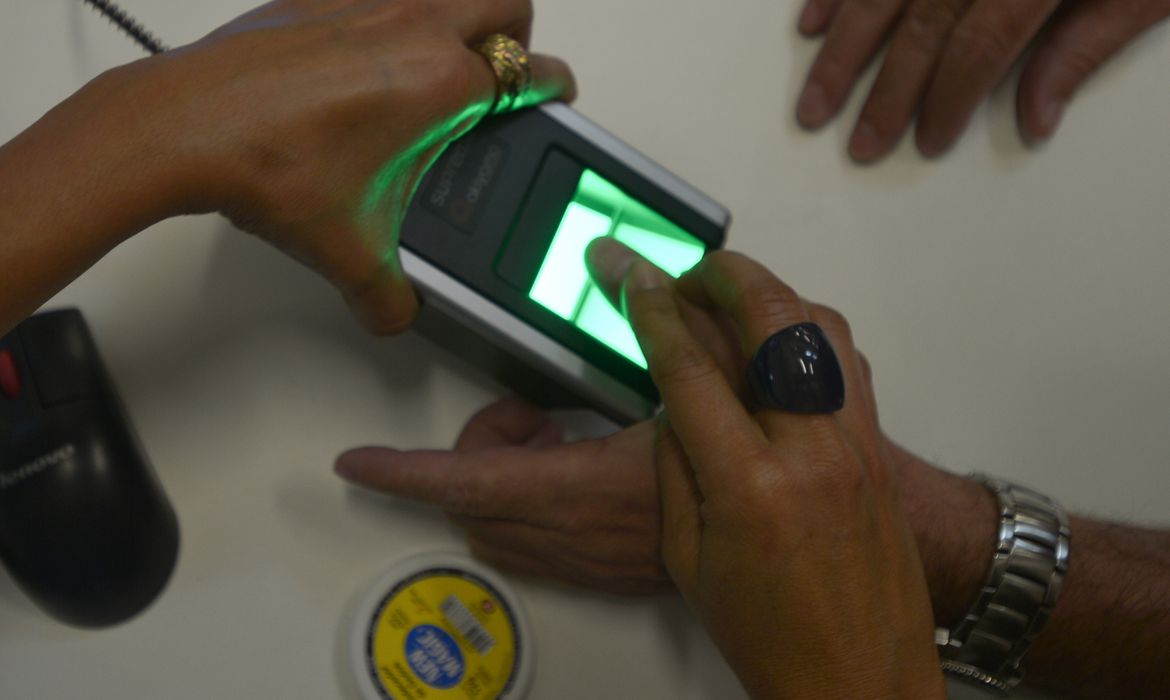 Alexandre de Moraes manda PF usar biometria para identificar golpistas