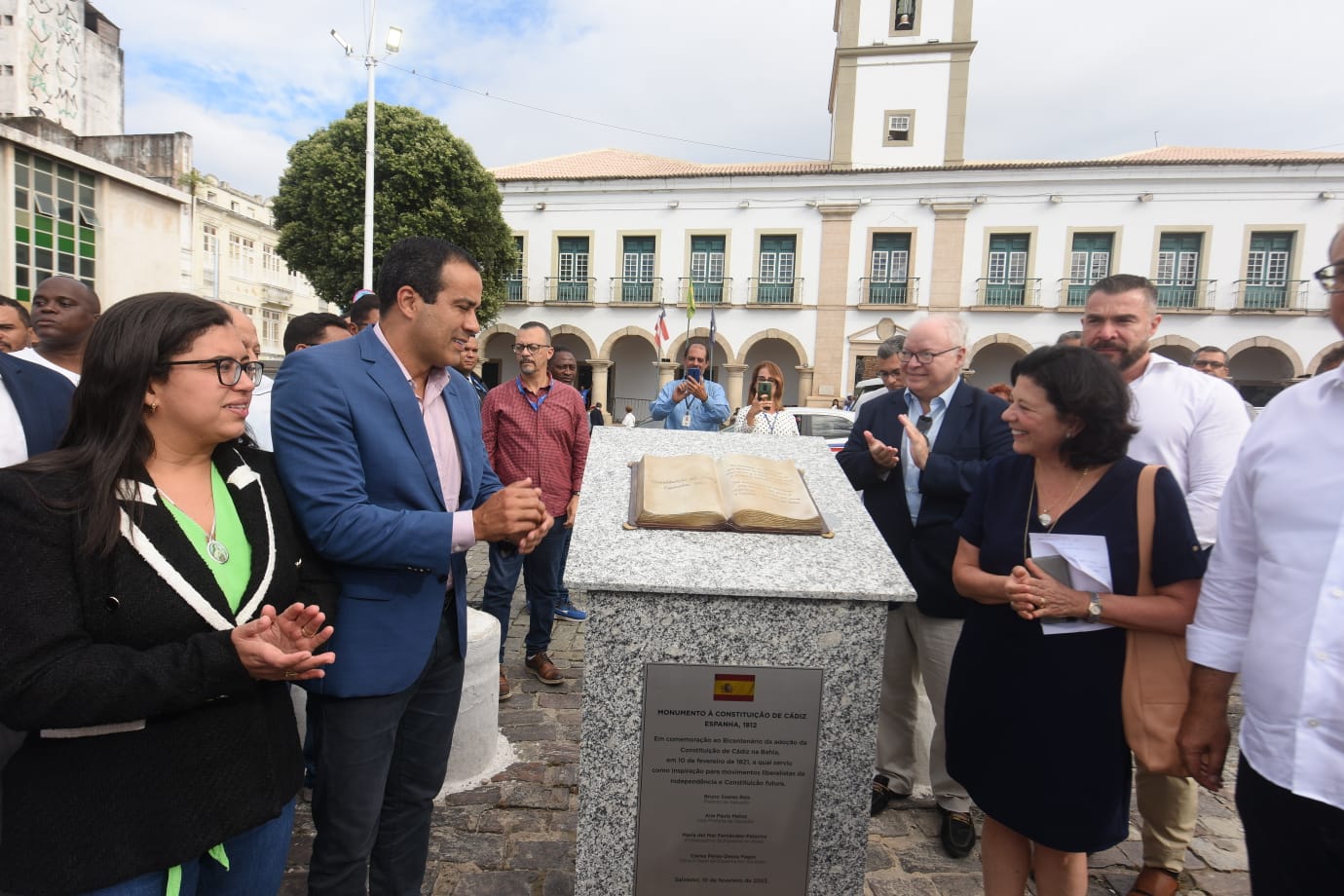 Parceria viabiliza projeto-piloto de ensino bilíngue em escolas municipais