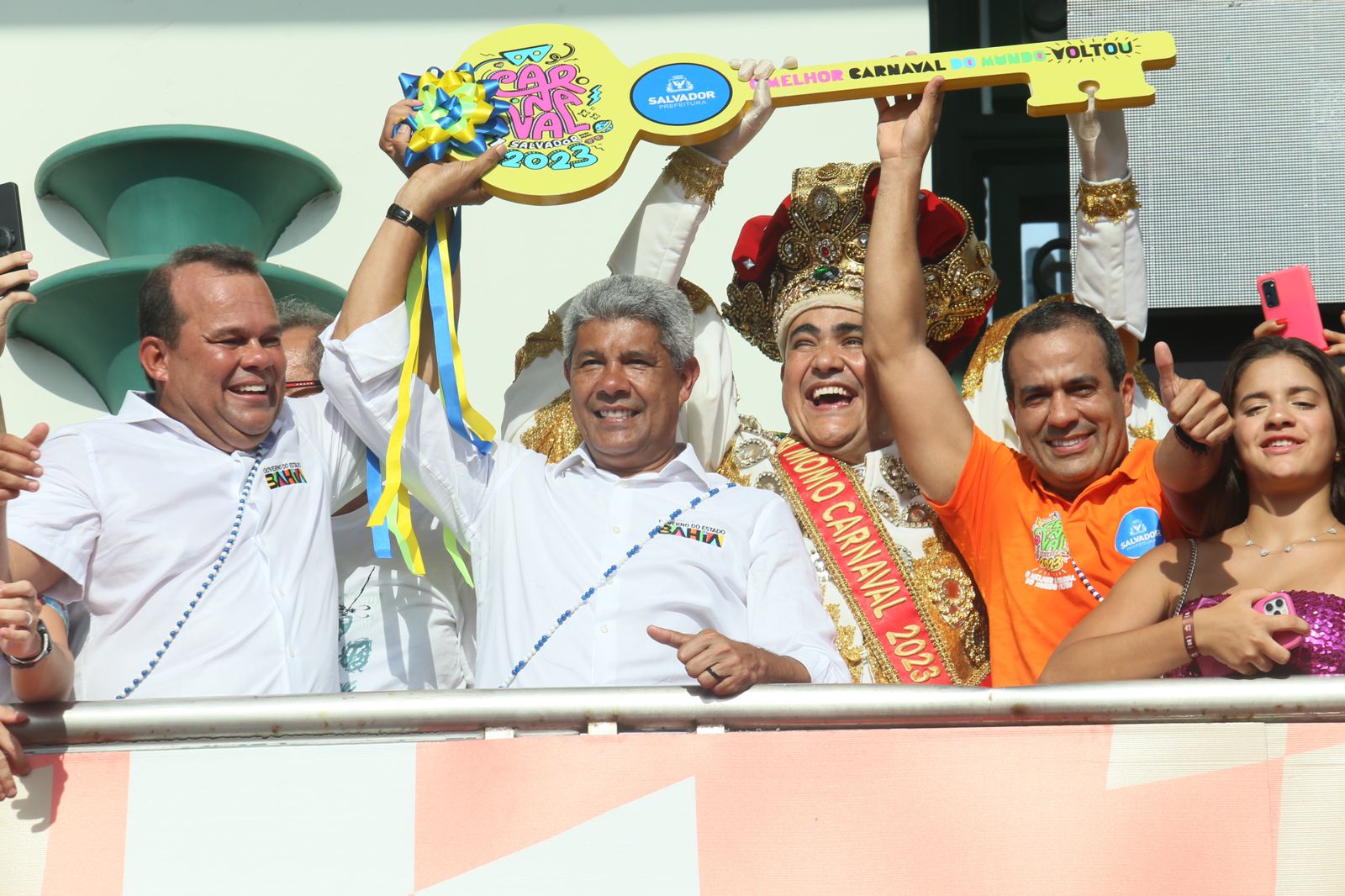 Bruno Reis entrega chave da cidade ao Rei Momo e comemora retorno do Carnaval