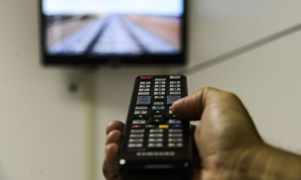 Jovens de até 24 anos veem sete vezes menos TV aberta do que idosos