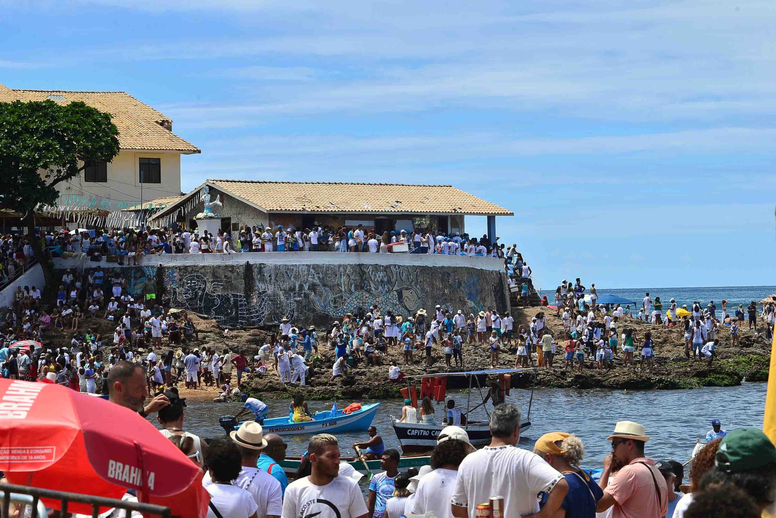 Após dois anos de pandemia, Festa de Iemanjá atrai multidão para o Rio Vermelho
