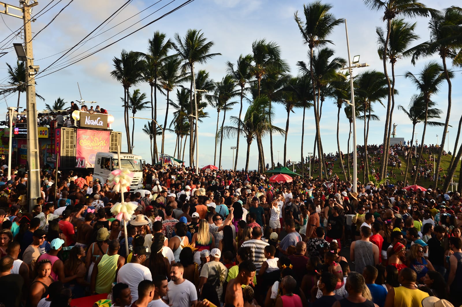 Furdunço leva multidão às ruas no pré-Carnaval de Salvador