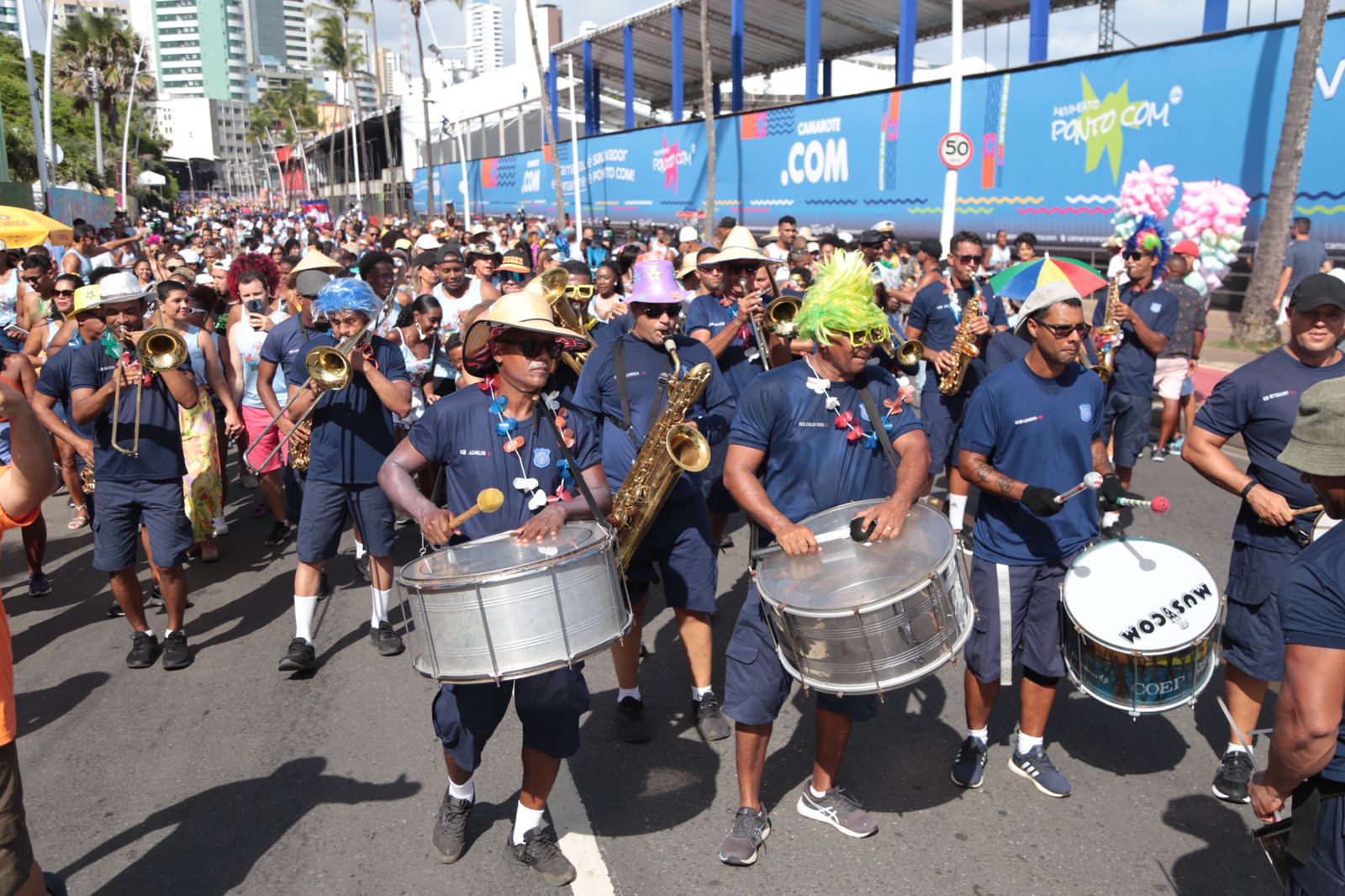 Com muita irreverência, Fuzuê abre pré-Carnaval de Salvador