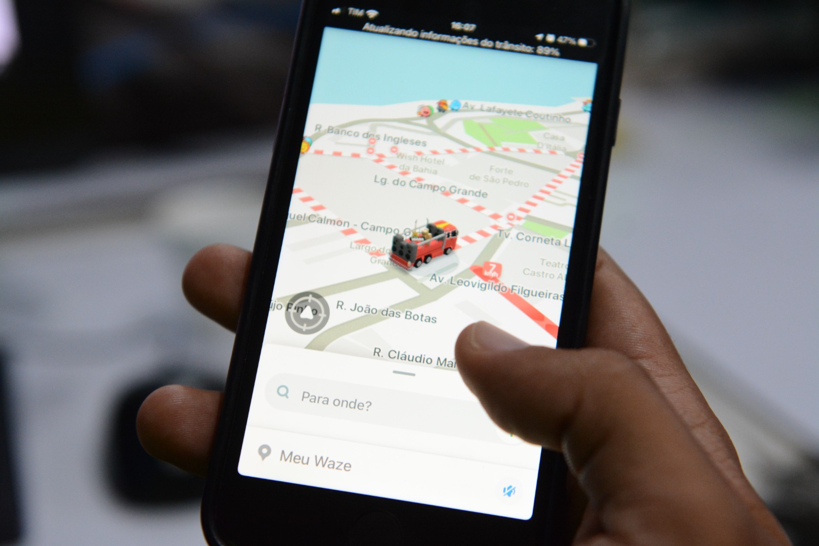 Parceria com Waze oferta mapa do Carnaval atualizado e rotas com voz de Ivete Sangalo