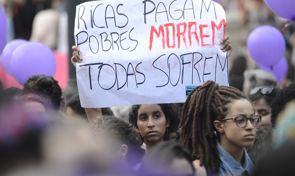 Aos 40 anos, uma em cada sete mulheres já passou por aborto no Brasil
