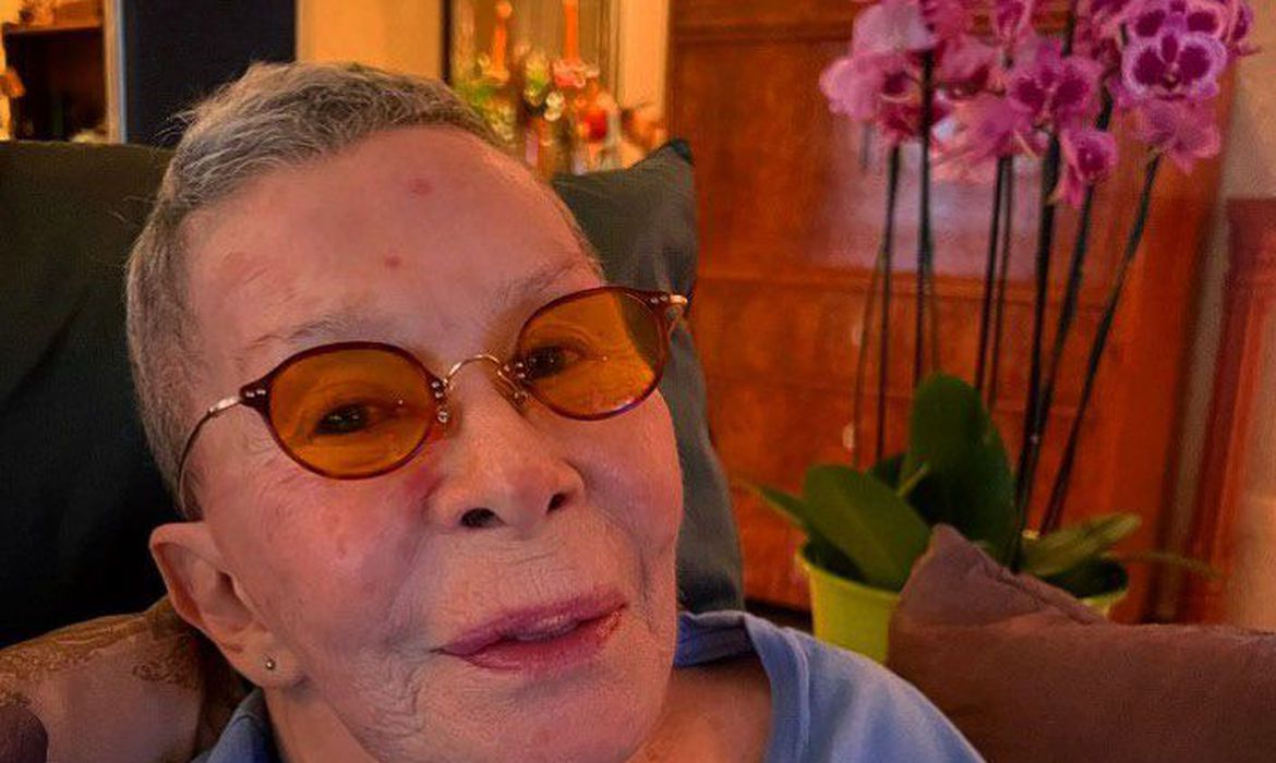 Após receber alta de hospital, Rita Lee se recupera em casa