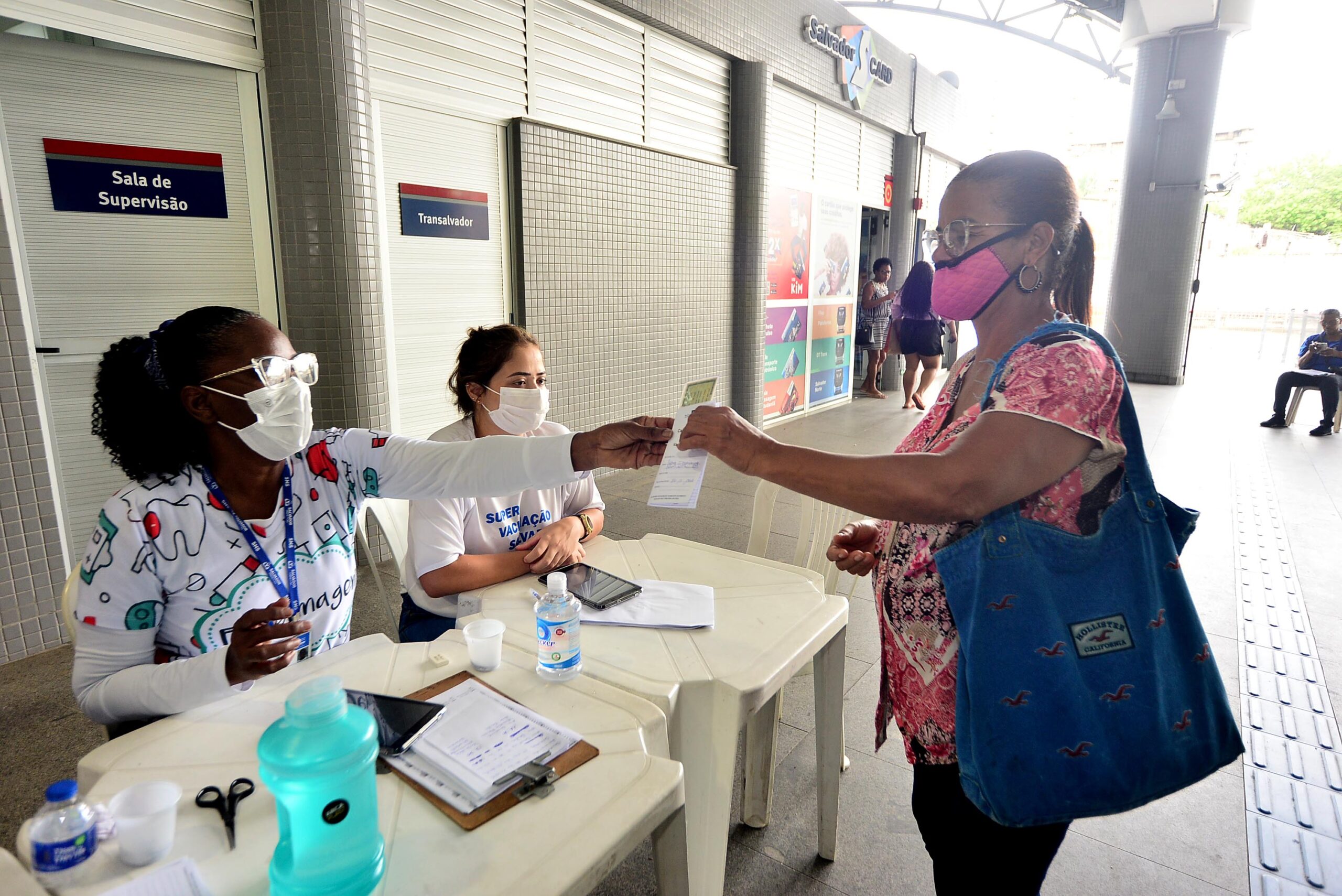 População aproveita vacinação com bivalente contra Covid-19 na Estação Mussurunga