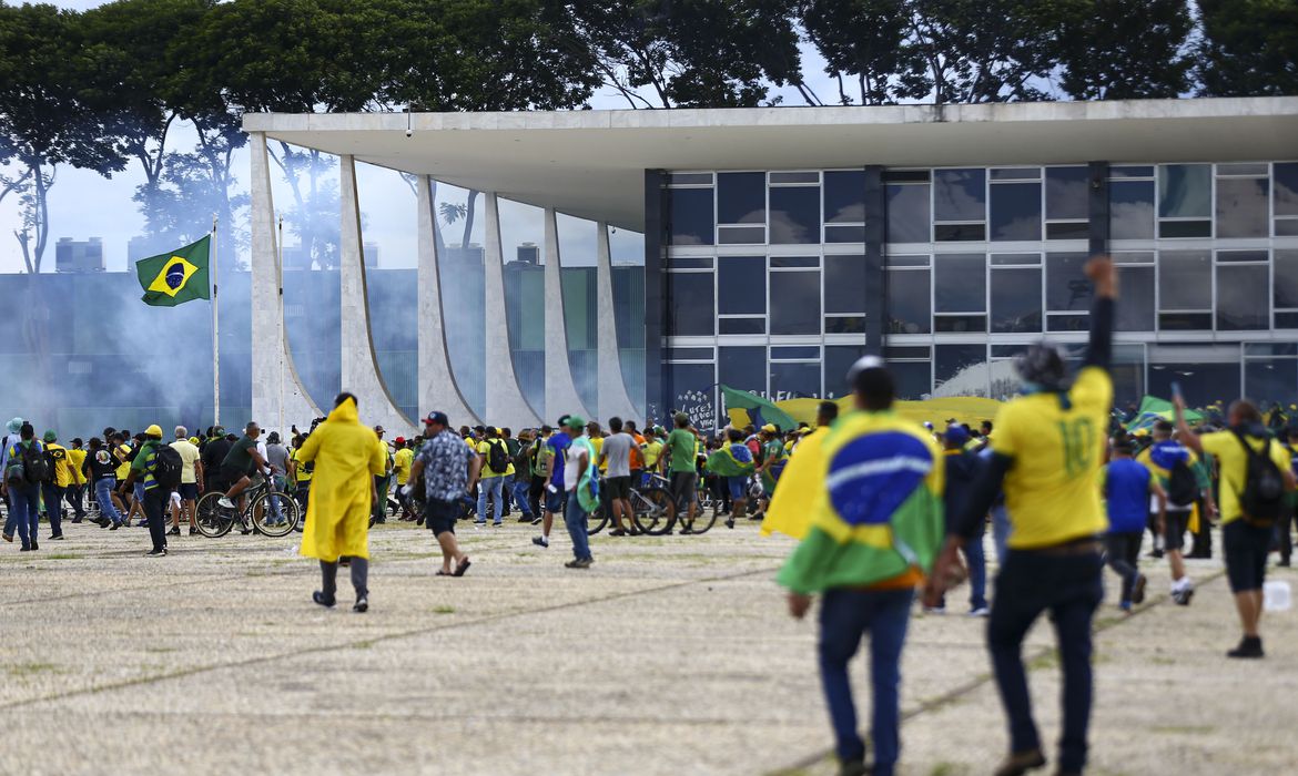 STF julga mais 200 envolvidos em invasão ao Congresso e Palácio do Planalto