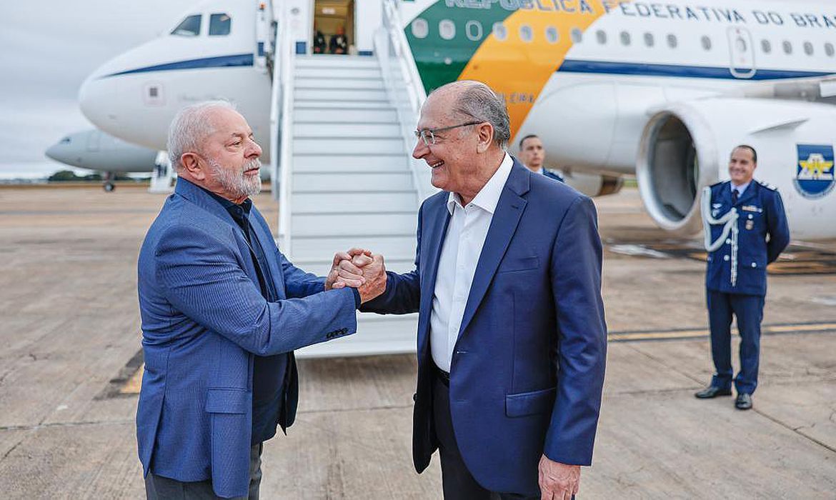 Lula embarca para a China e Alckmin assume a Presidência