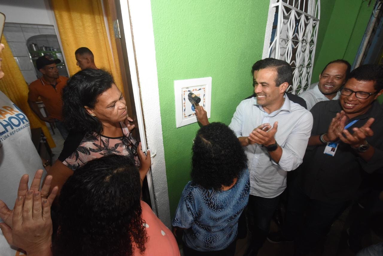 Prefeitura entrega 76 casas reformadas pelo Morar Melhor no Candeal