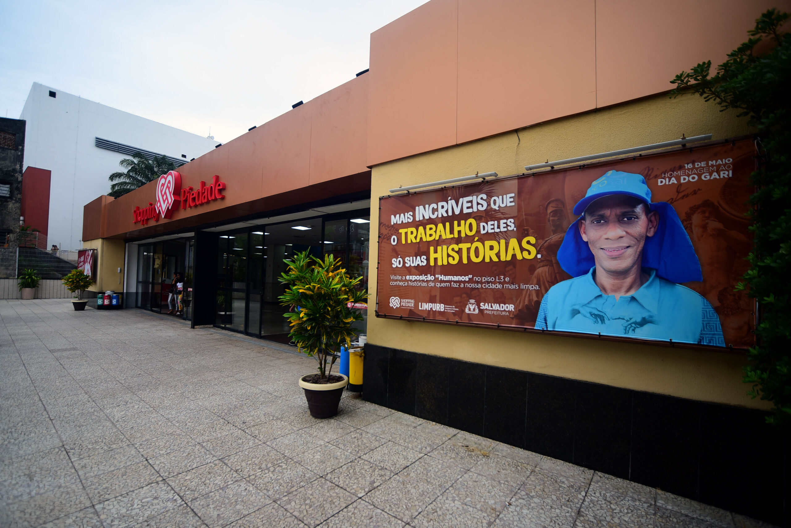 Exposição em homenagem aos garis segue nos shoppings de Salvador até esta quarta (31)