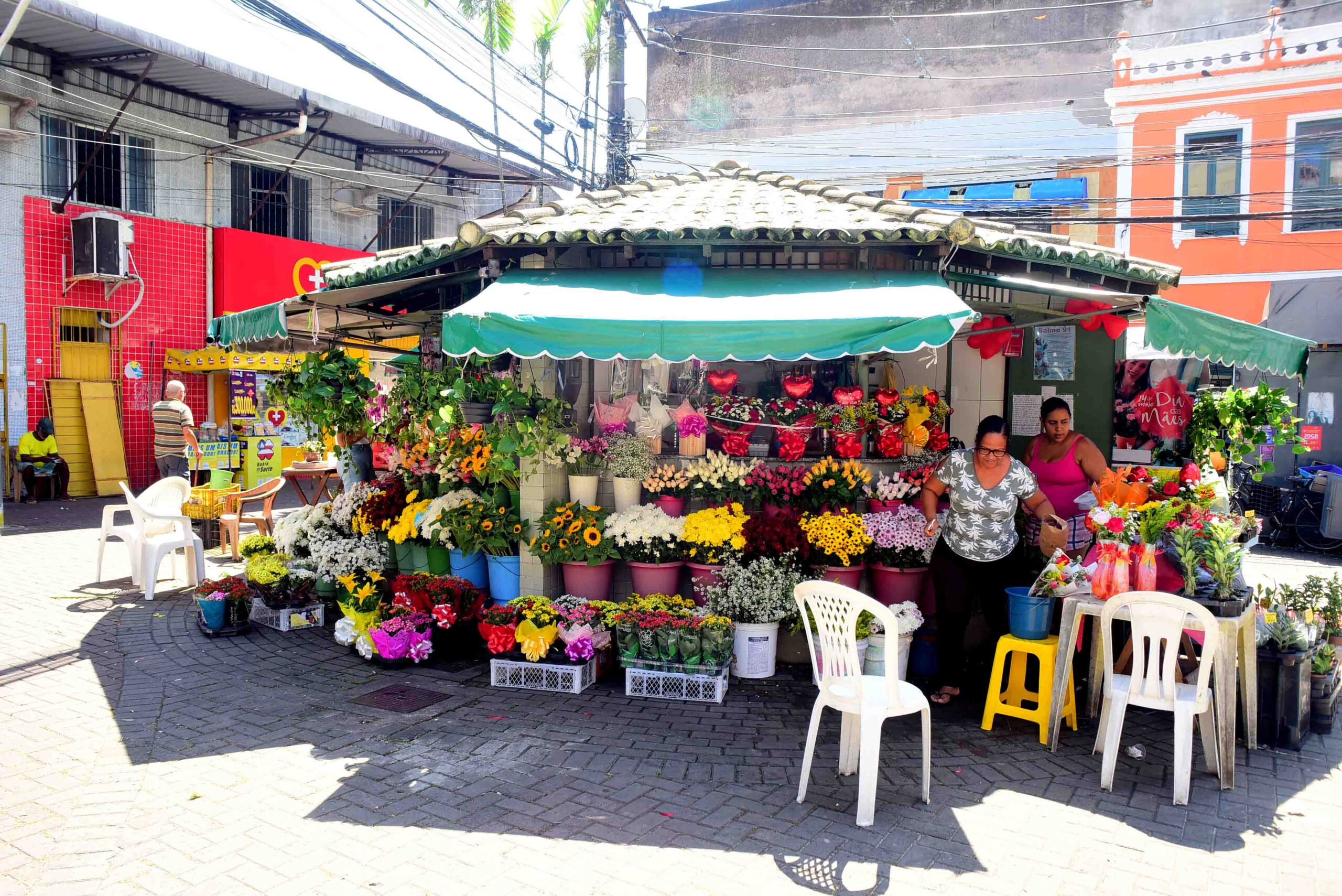 Dia das Mães movimenta Mercado das Flores no Largo Dois de Julho