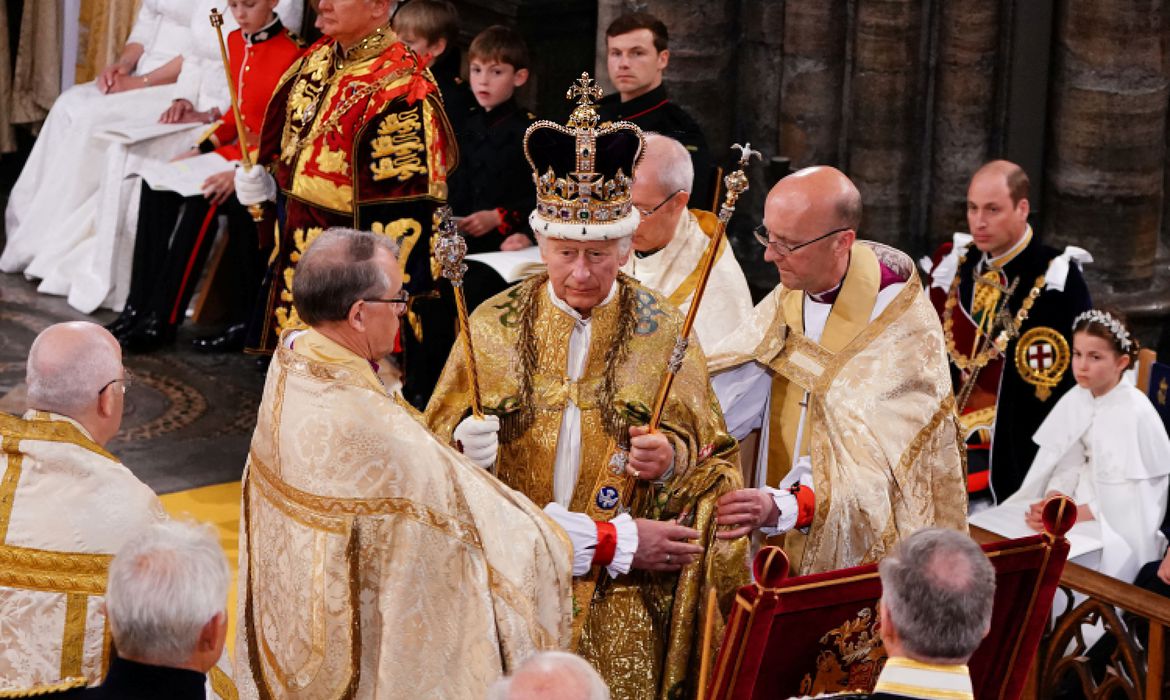 Rei Charles é coroado na Abadia de Westminster
