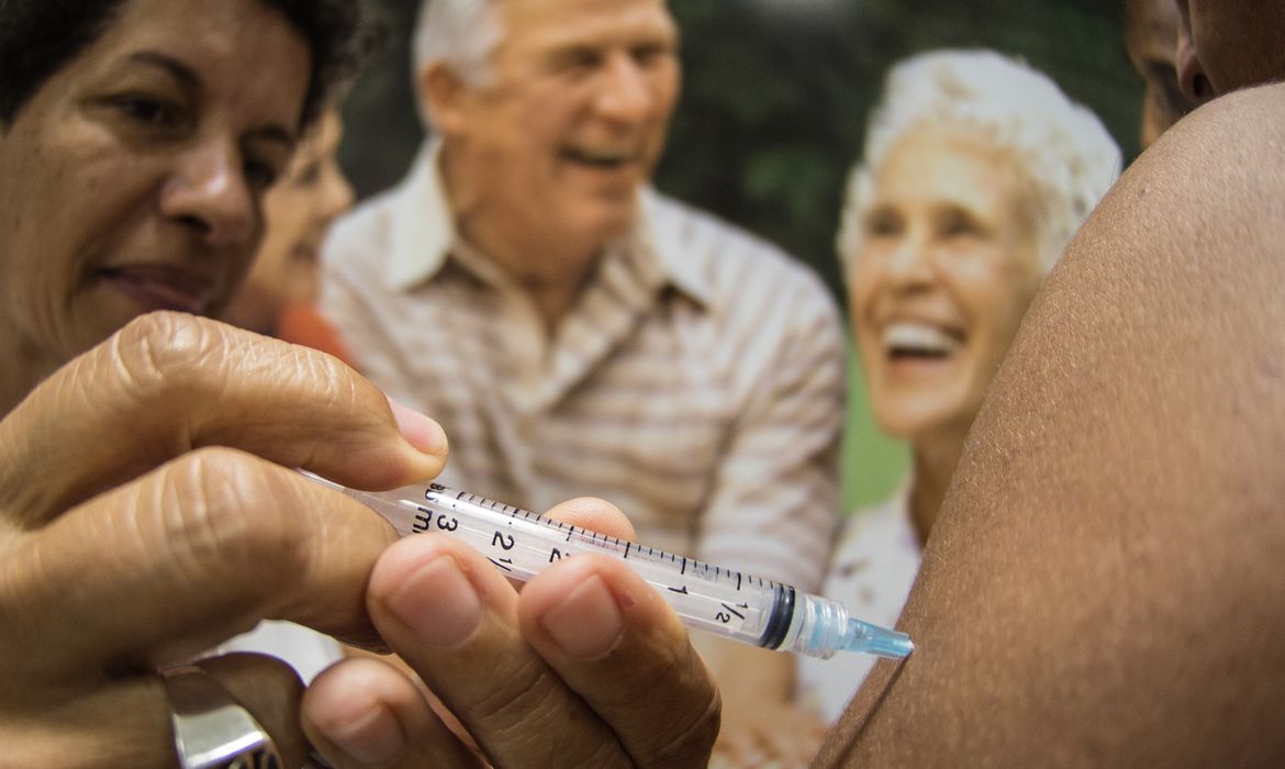 Campanha contra a gripe imuniza apenas 40% do público alvo no Brasil