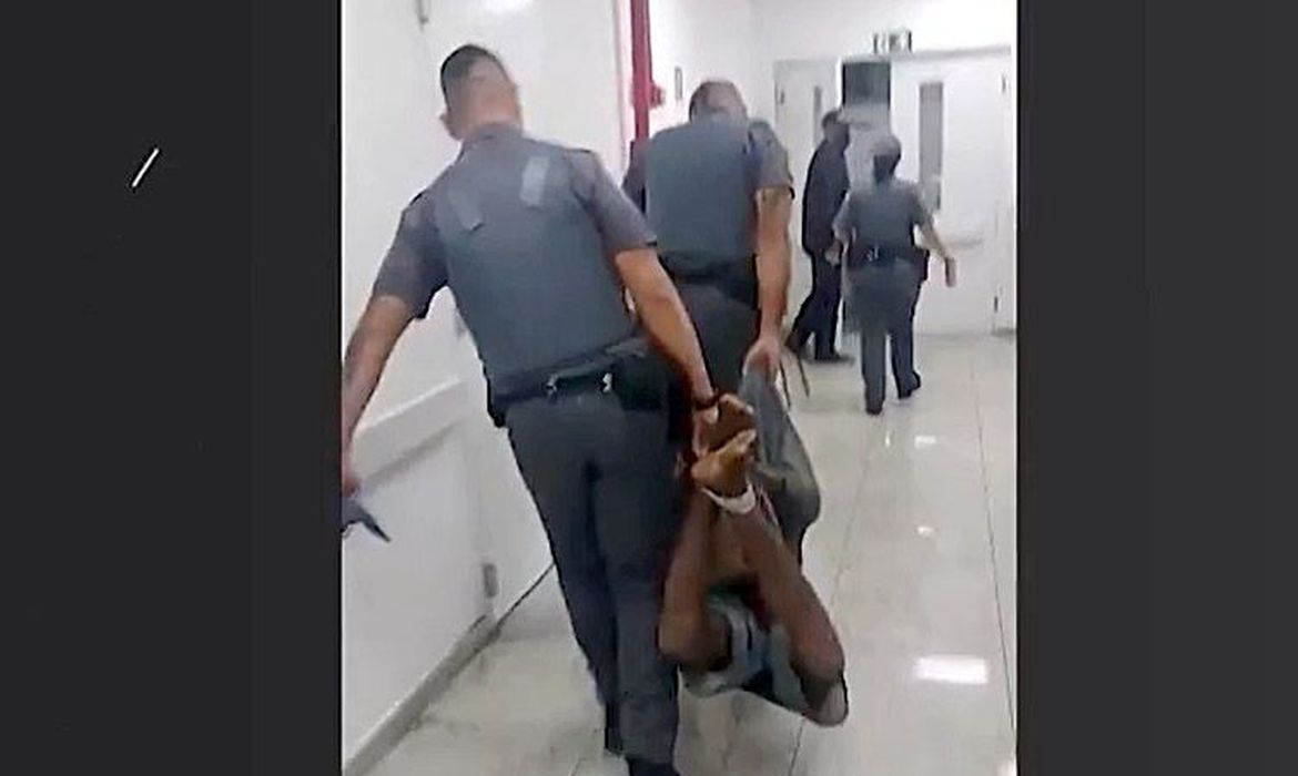 MP denuncia homem amarrado com cordas em São Paulo