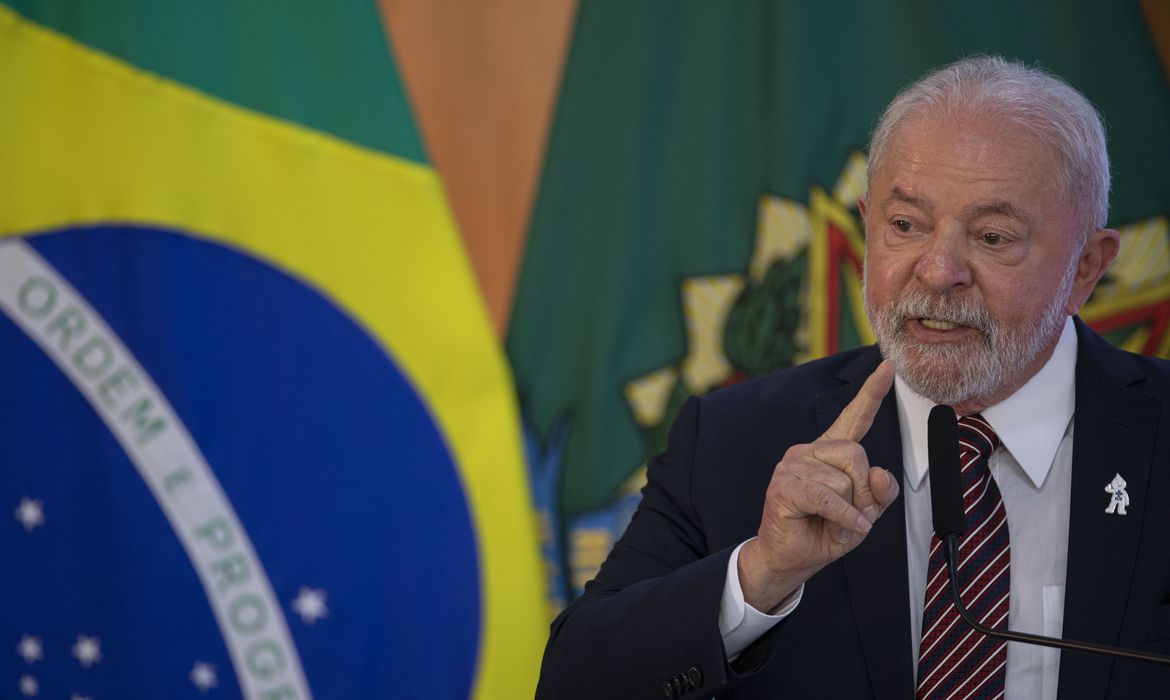 Lula confirma indicação de Zanin para o STF