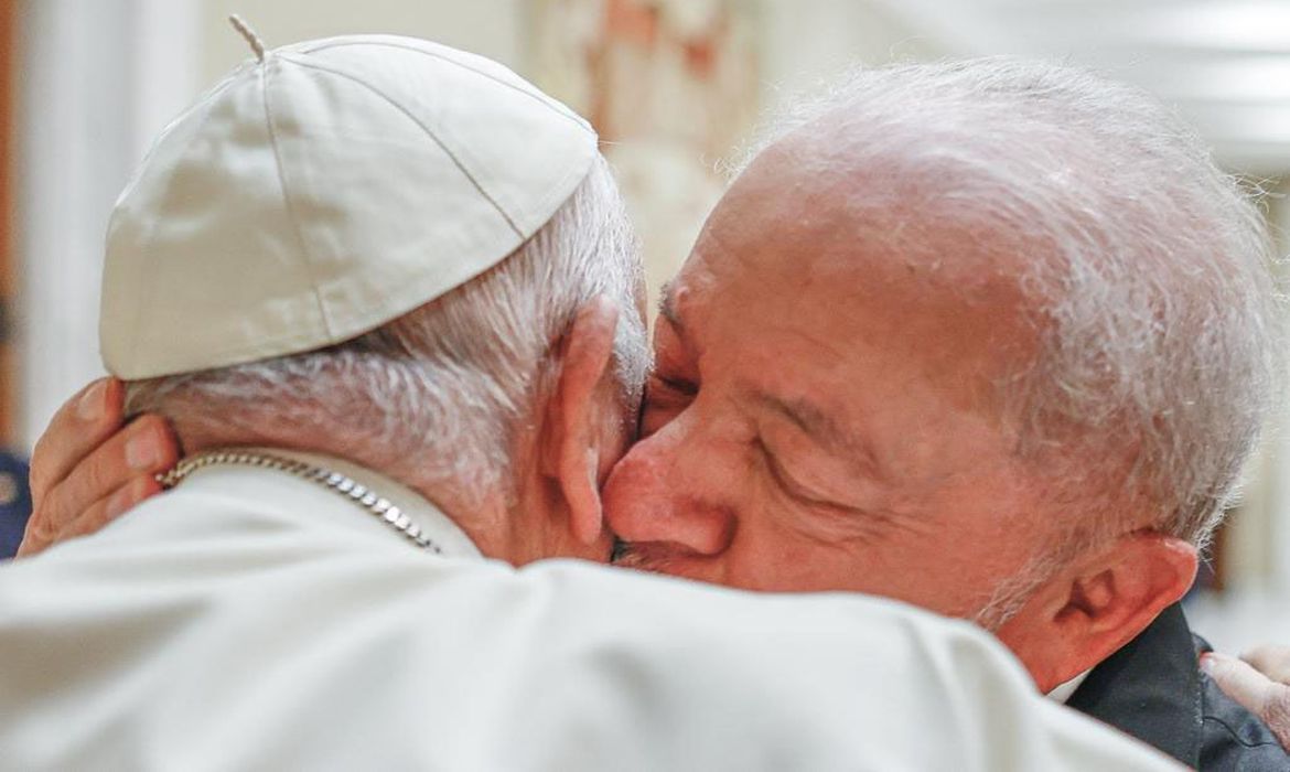 Lula se encontra com Papa Francisco no Vaticano