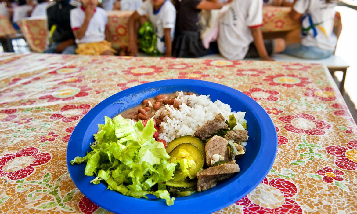 Projeto aprovado no Rio proíbe alimentos ultraprocessados nas escolas