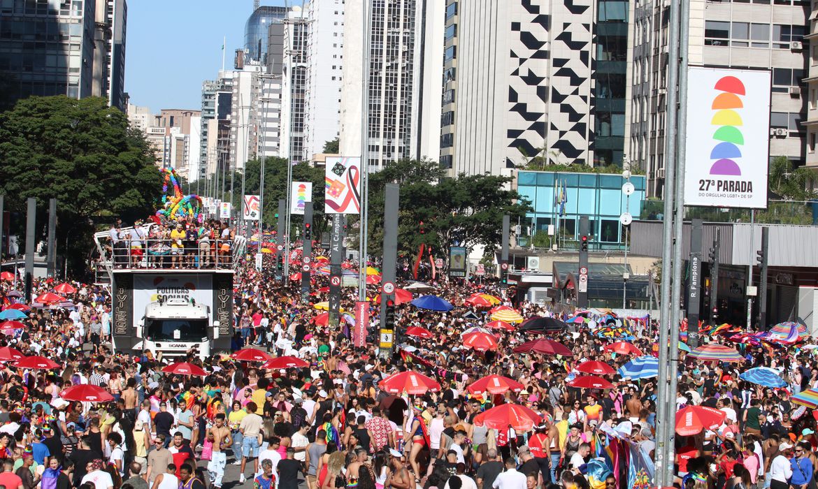 Parada LGBT leva milhares de pessoas à avenida Paulista