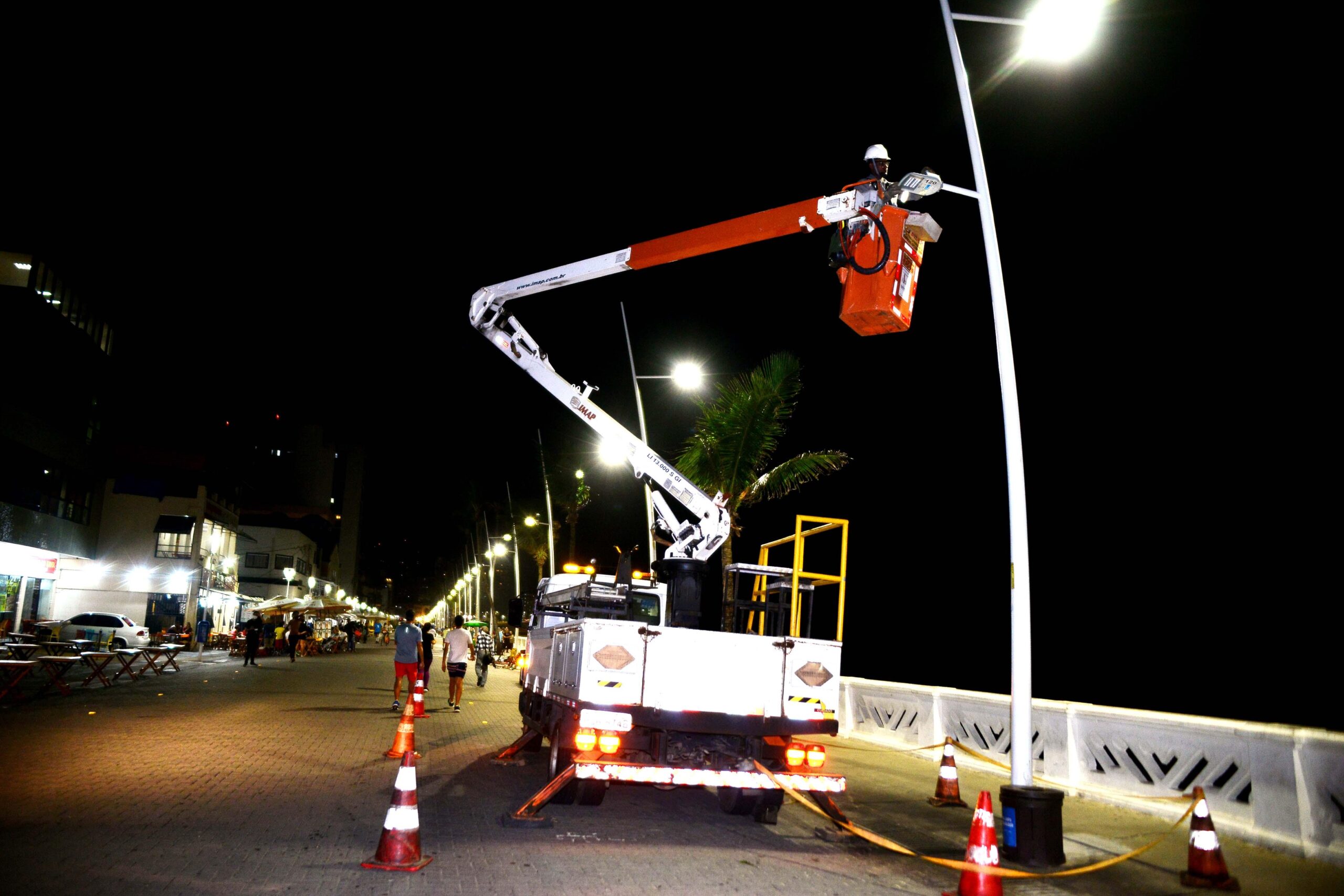 Em seis meses, Prefeitura instala mais de 2 mil postes e amplia rede de iluminação
