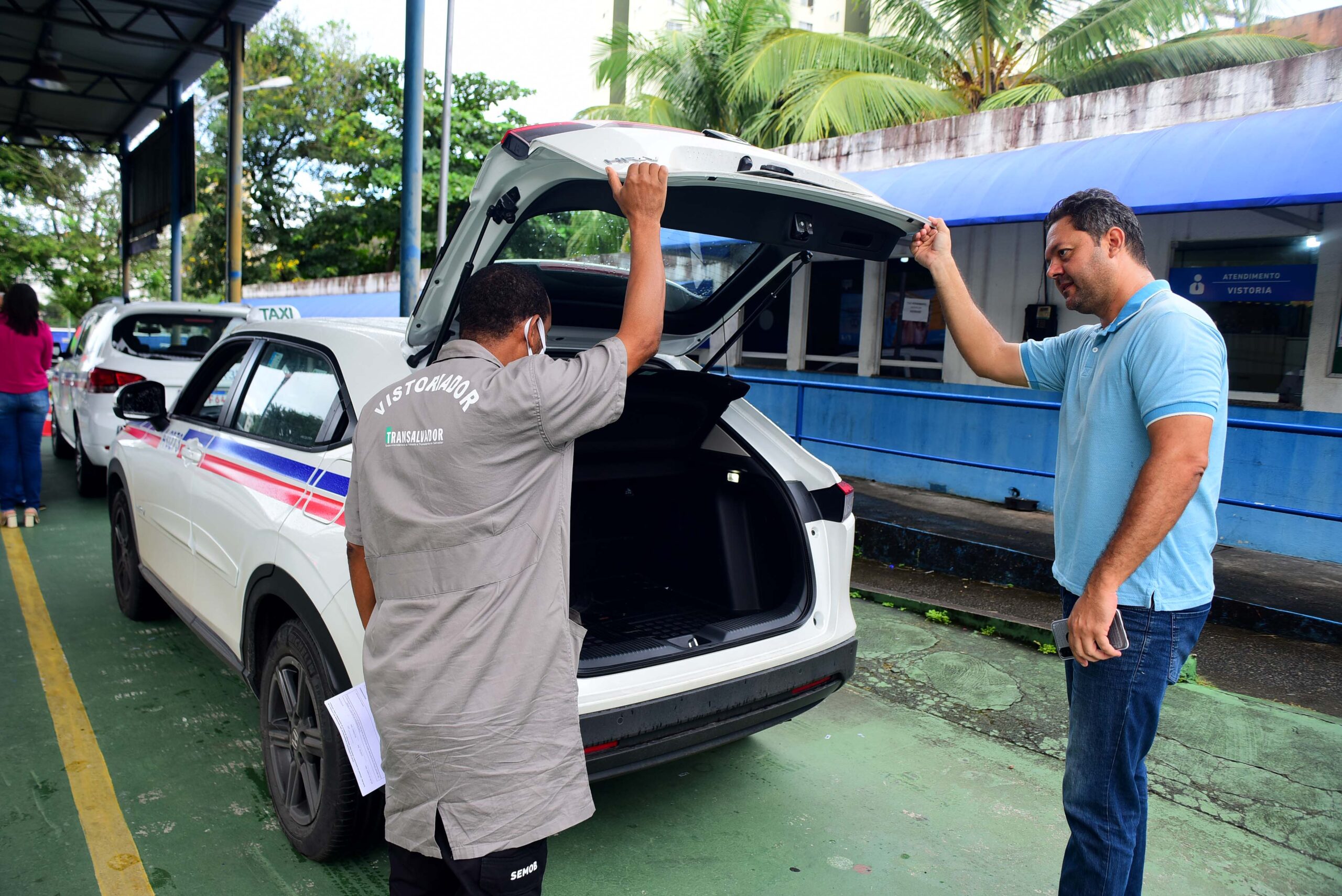 Taxistas de Salvador já podem renovar alvará de circulação dos veículos