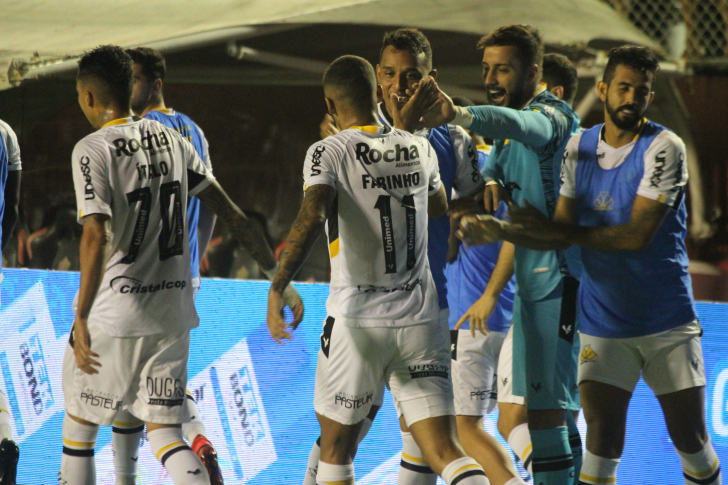 Vitória perde liderança na Série B com derrota para o Criciúma