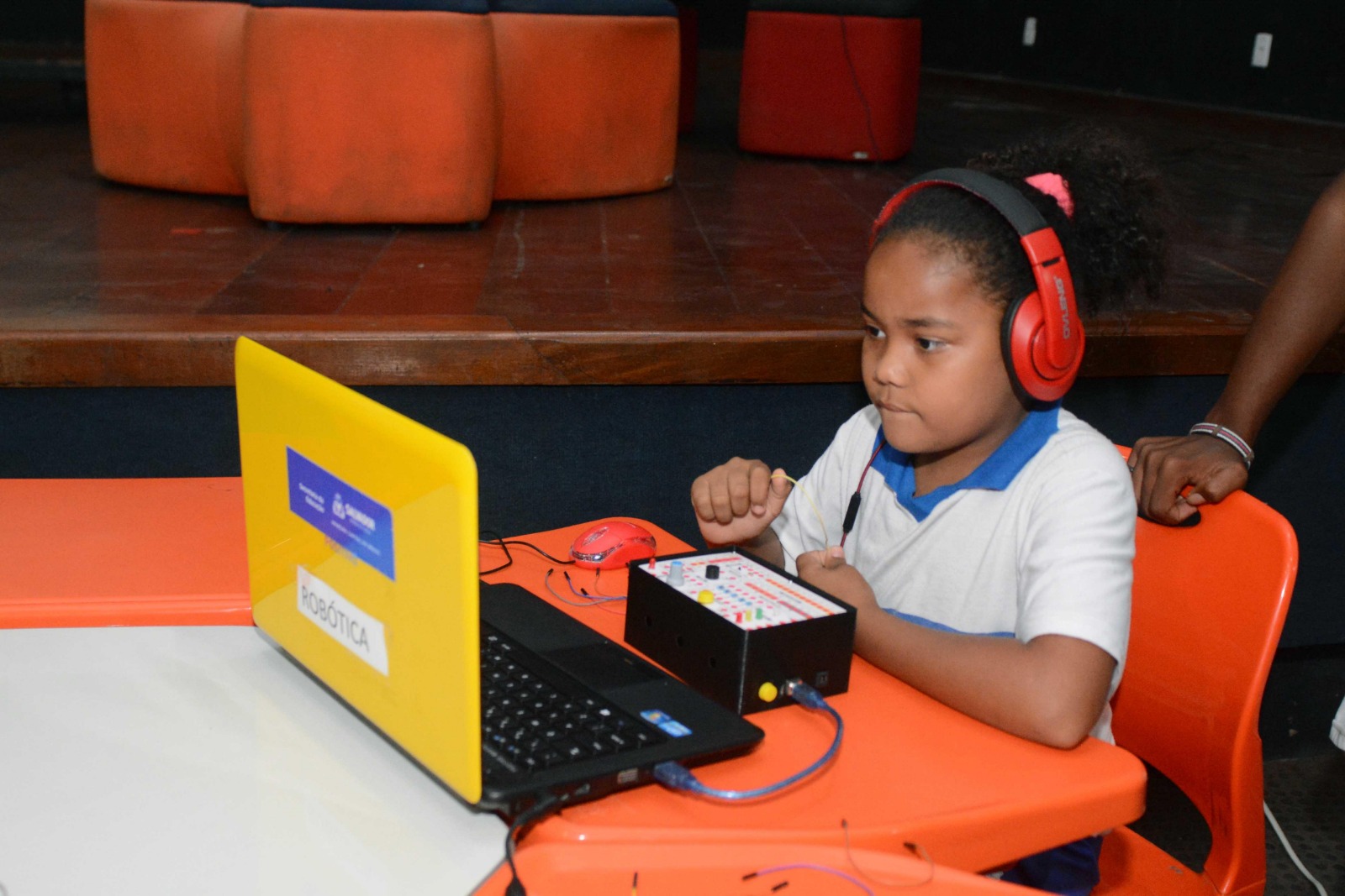 Prefeitura amplia conexão de internet de 300 escolas de Salvador; outras 130 serão beneficiadas pela fibra óptica da Infovia