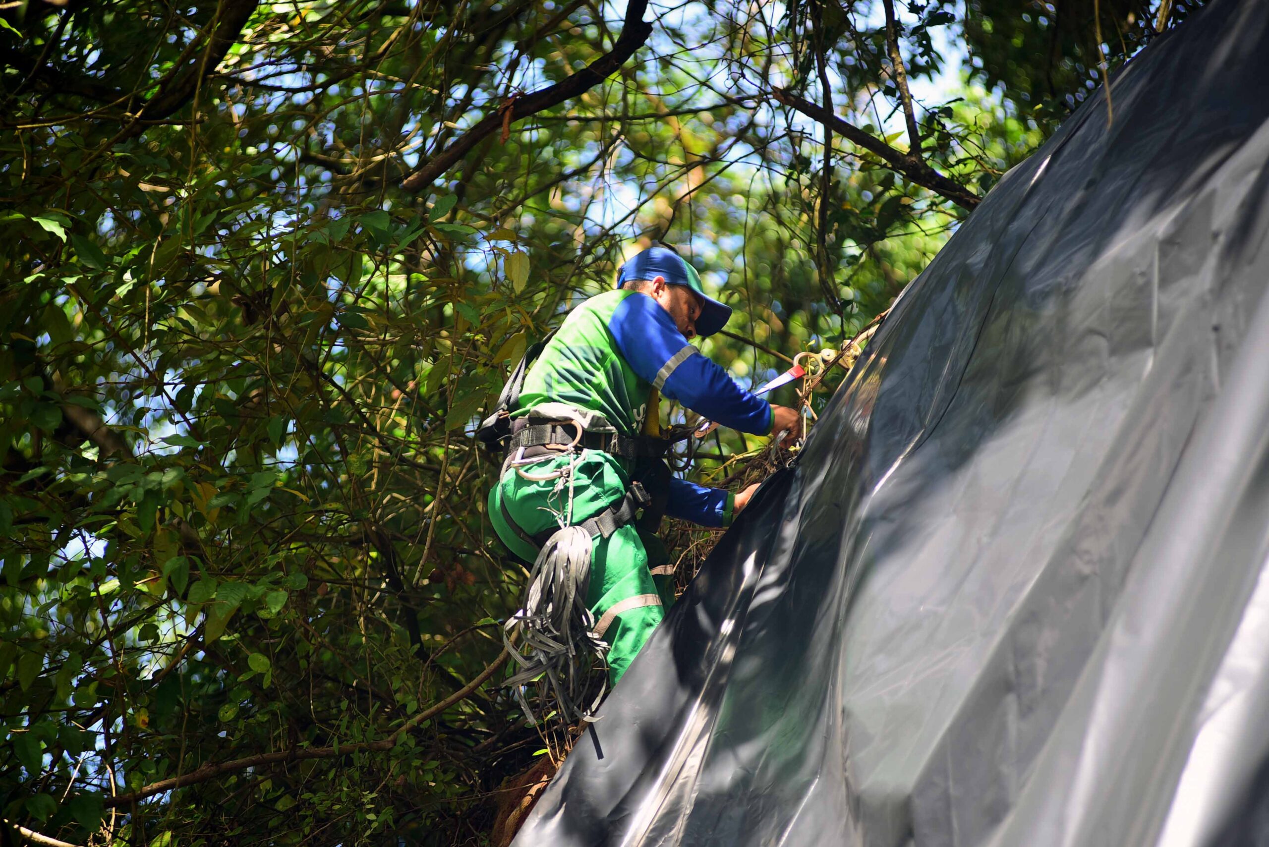 Limpurb promove ações de instalação de lona em encostas de Salvador