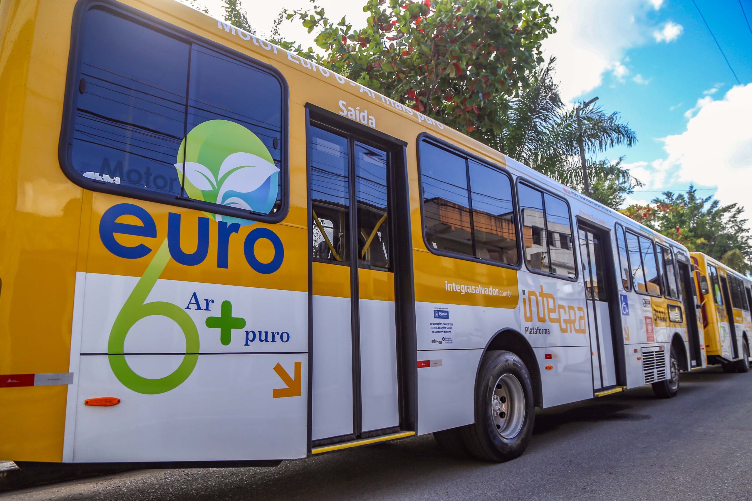Prefeitura entrega mais 20 ônibus com ar-condicionado