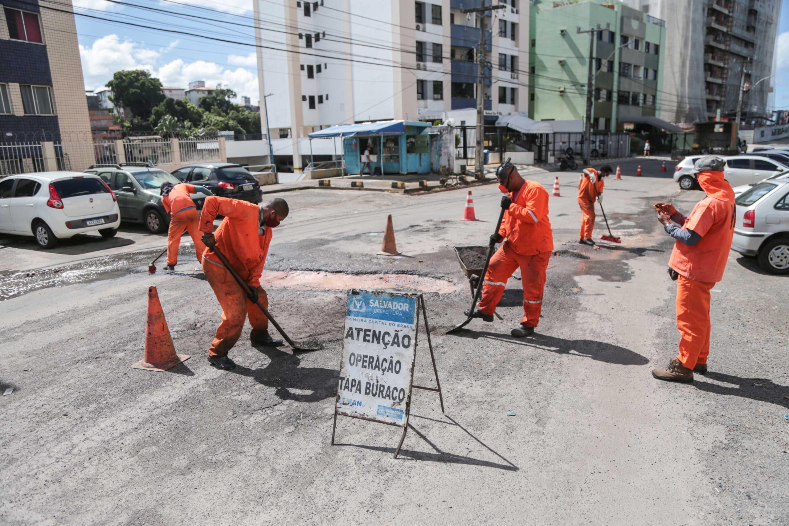 Operação Tapa-Buracos aplica 50 mil toneladas de asfalto em seis meses
