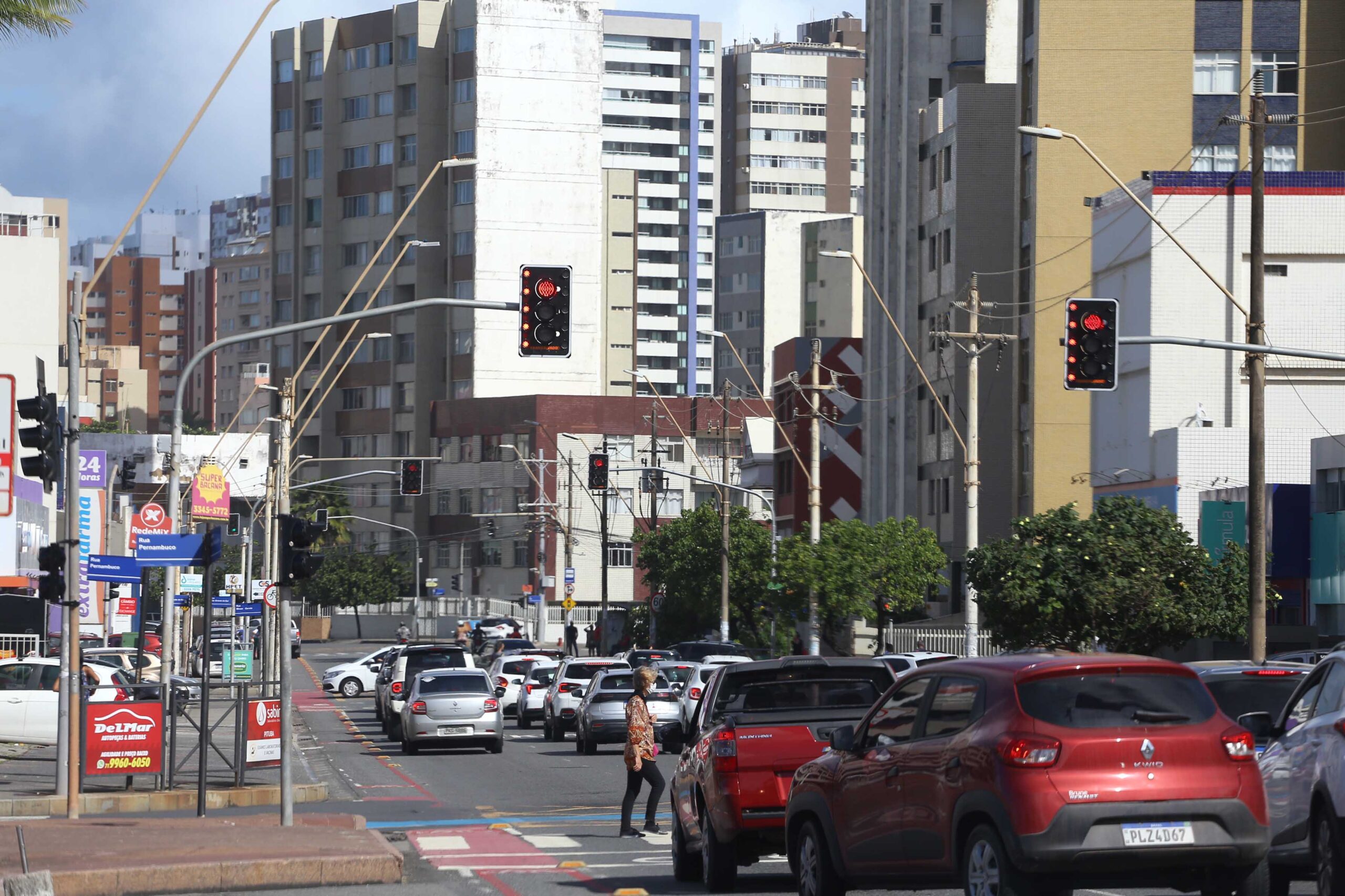 Mais tecnológicos, novos semáforos inteligentes começam a ser implantados em Salvador