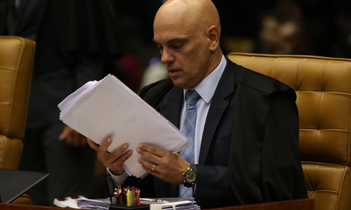 Alexandre de Moraes diz que Bolsonaro está envolvido na venda de presentes oficiais da Presidência