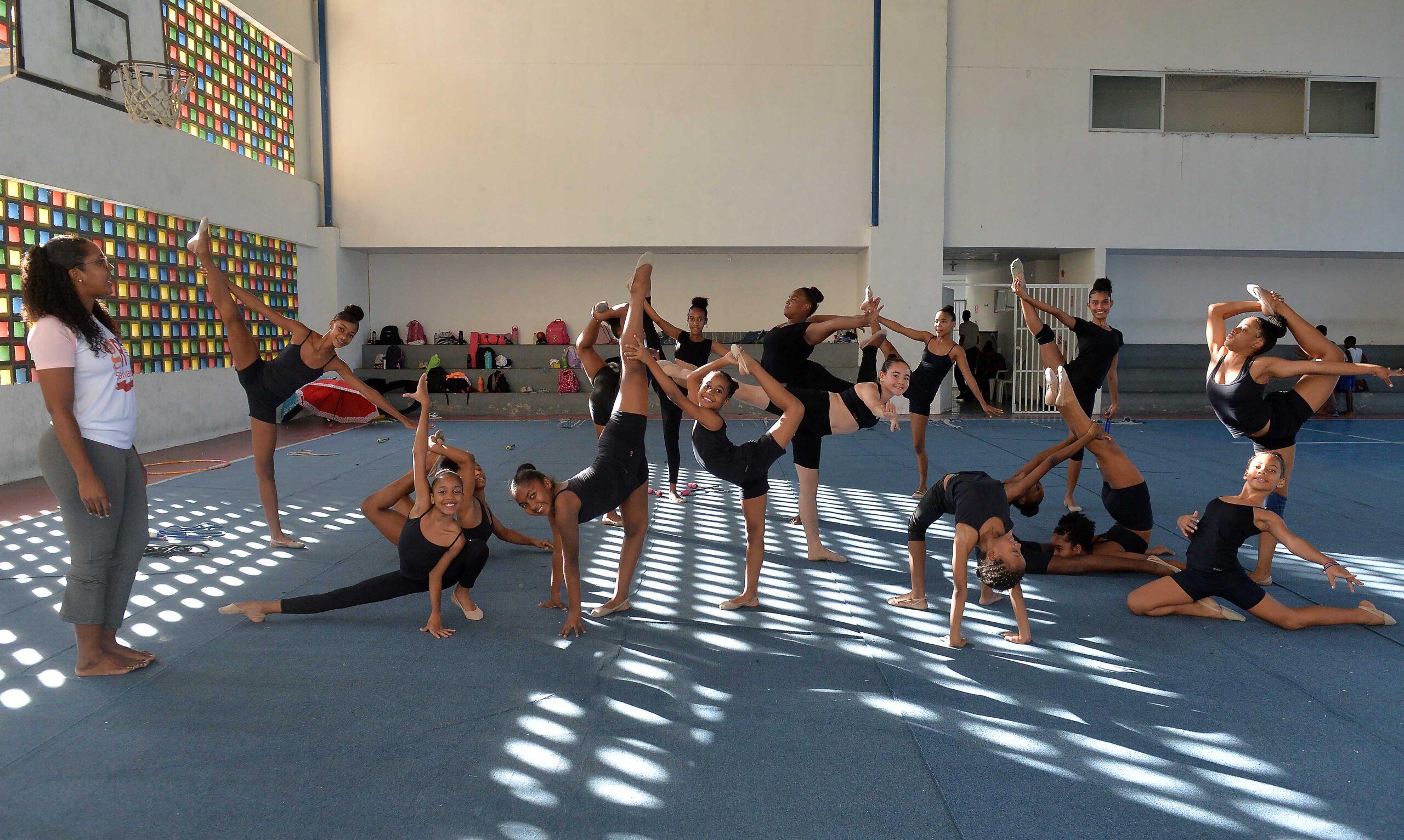 Projeto incentiva prática de ginástica rítmica na escola e descoberta de novos talentos