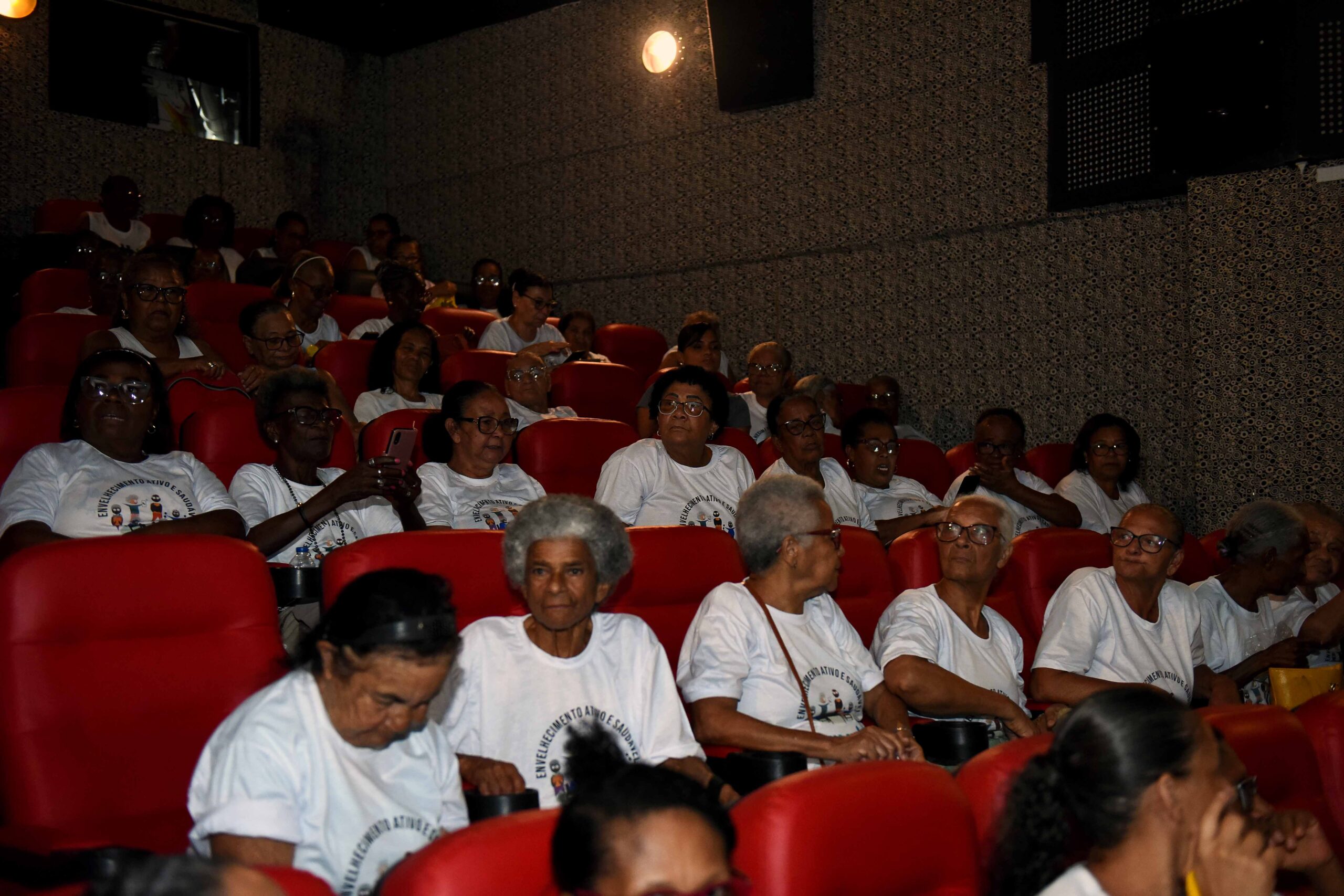 Saúde leva idosos para sessão de cinema no Itaigara