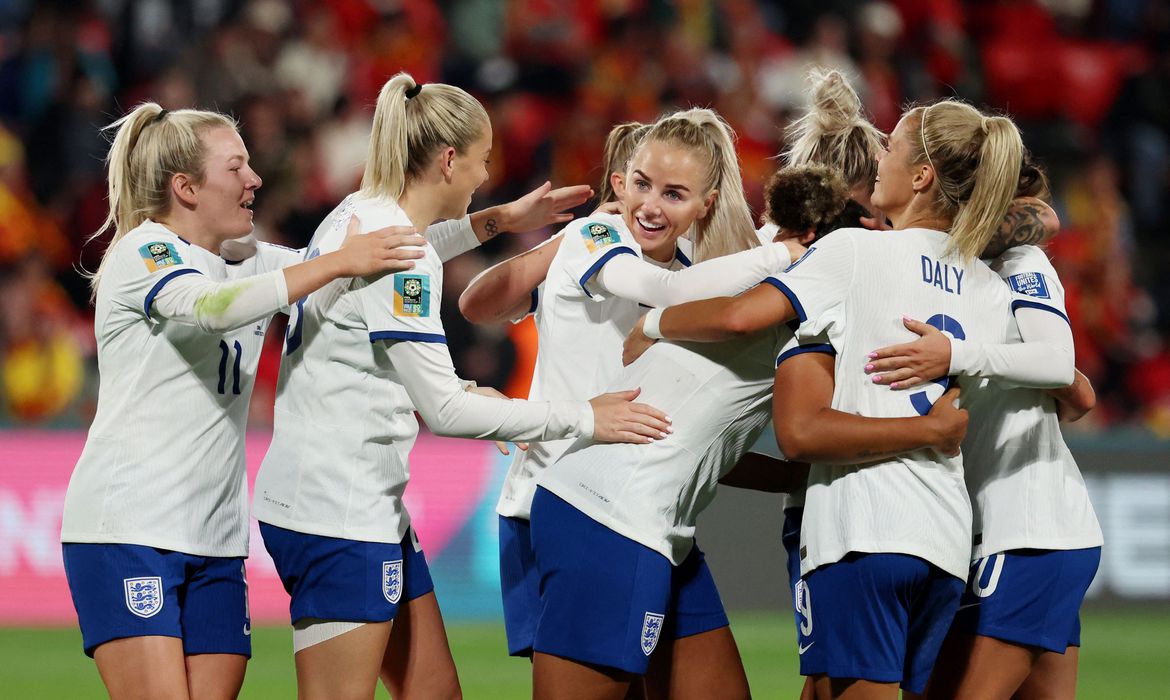 Inglaterra goleia China e fecha primeira fase da Copa de Futebol Feminino com 100%