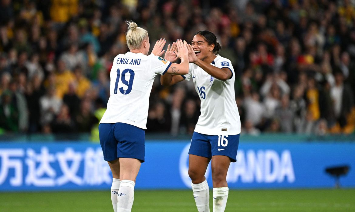 Inglaterra sofre, mas bate Nigéria nos pênaltis e avança na Copa de Futebol Feminino