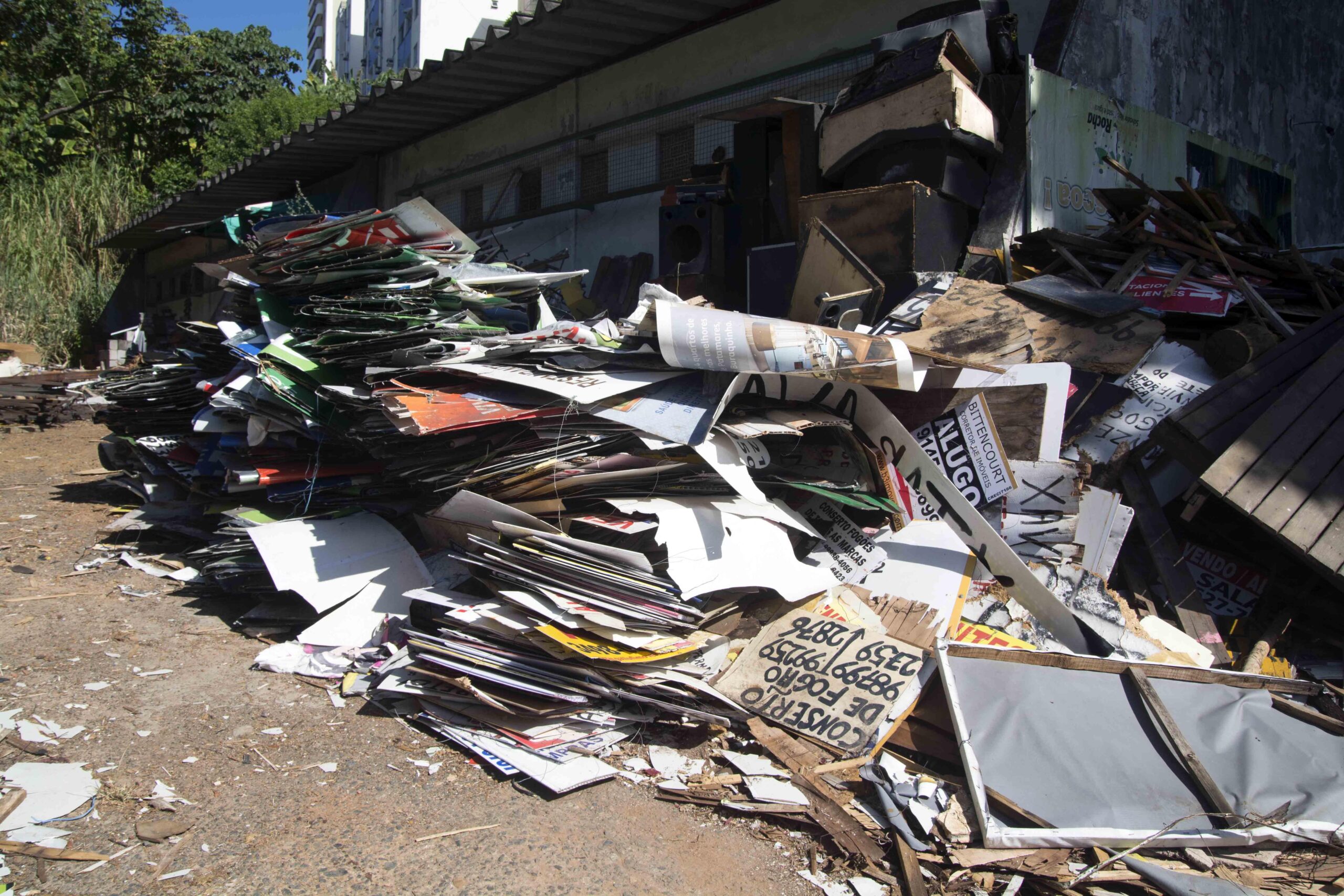 Prefeitura remove 35 mil peças de publicidade irregular nas ruas de Salvador em sete meses