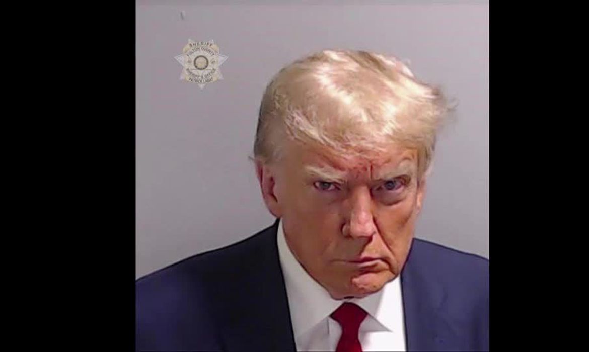 Trump é fichado por tentar fraudar eleições; confira a foto tirada na prisão
