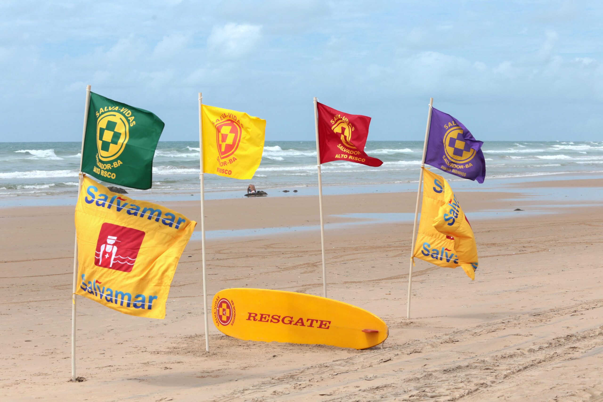 Bandeiras de várias cores indicam condições de segurança para banhistas nas praias de Salvador