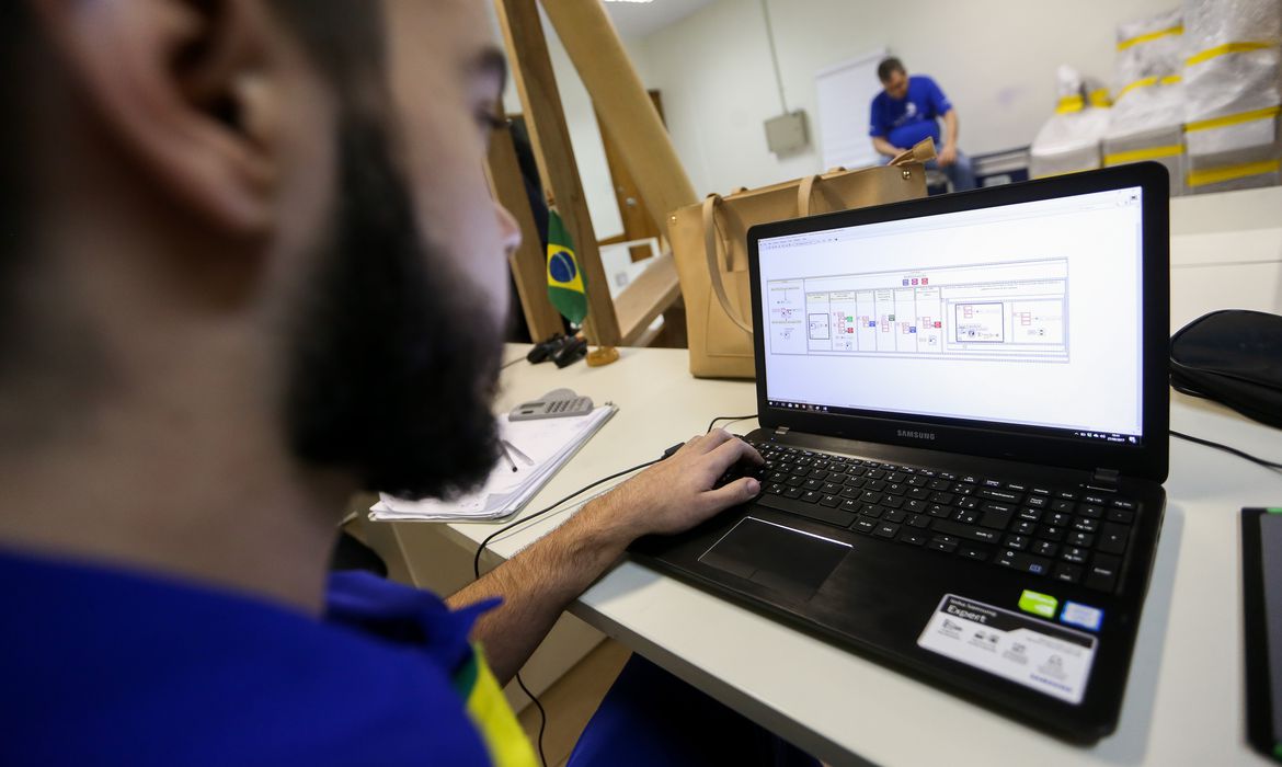 Um em cada dez estudantes brasileiros cursa ensino técnico