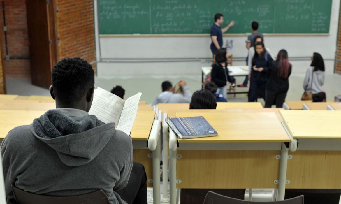 Brasil investe menos em educaçãop do que países da OCDE