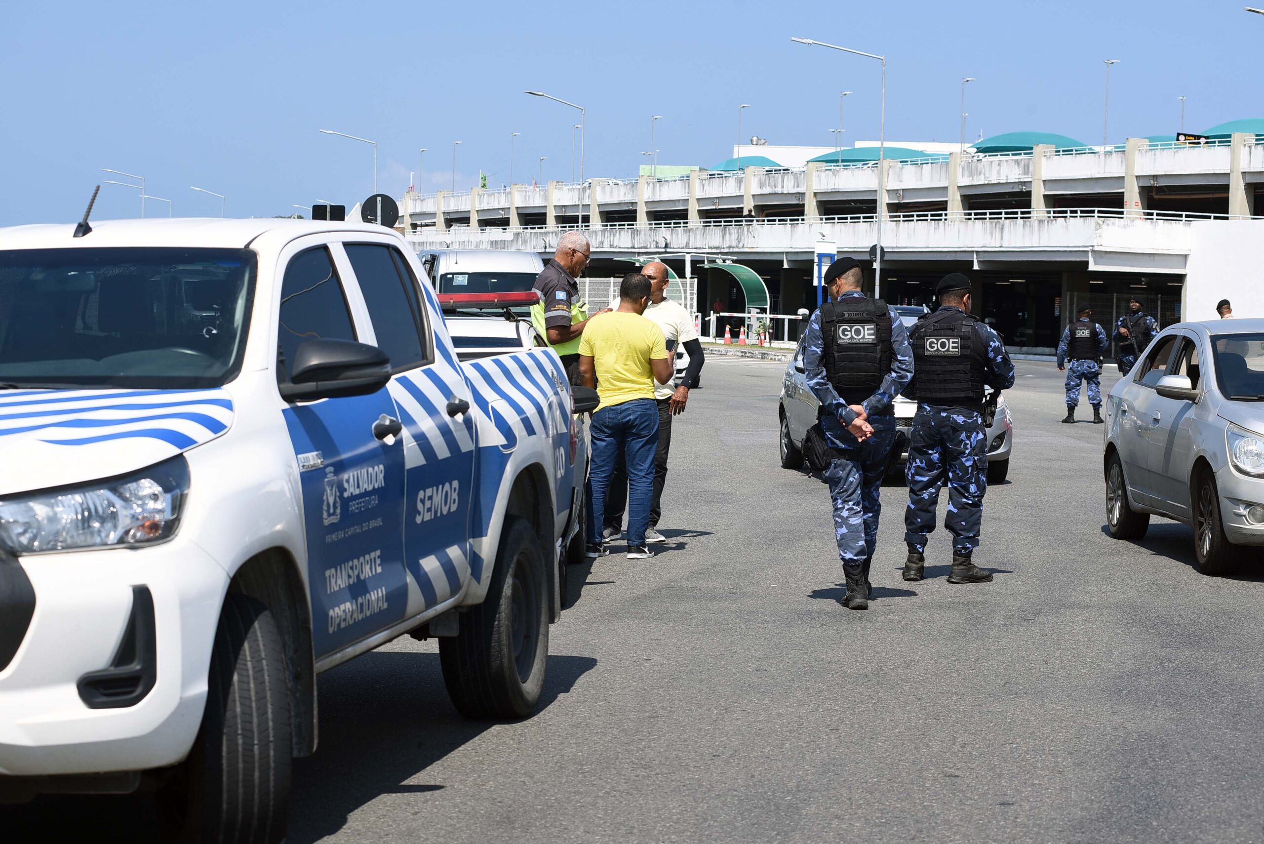 Com blitz no aeroporto, operação coíbe transporte clandestino na capital baiana